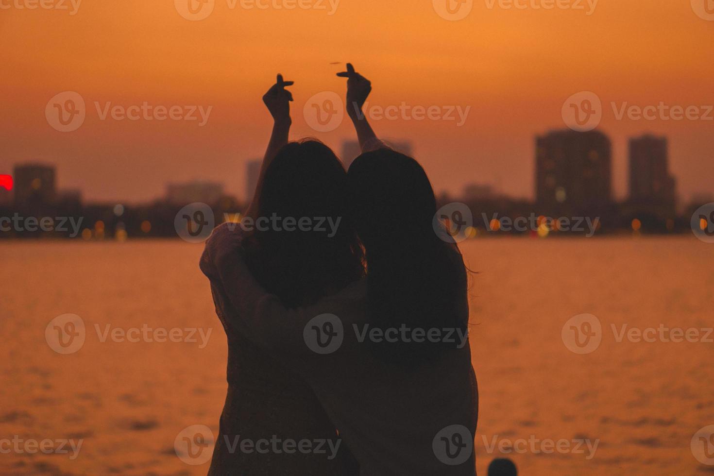 retrato de um casal e um lindo pôr do sol foto