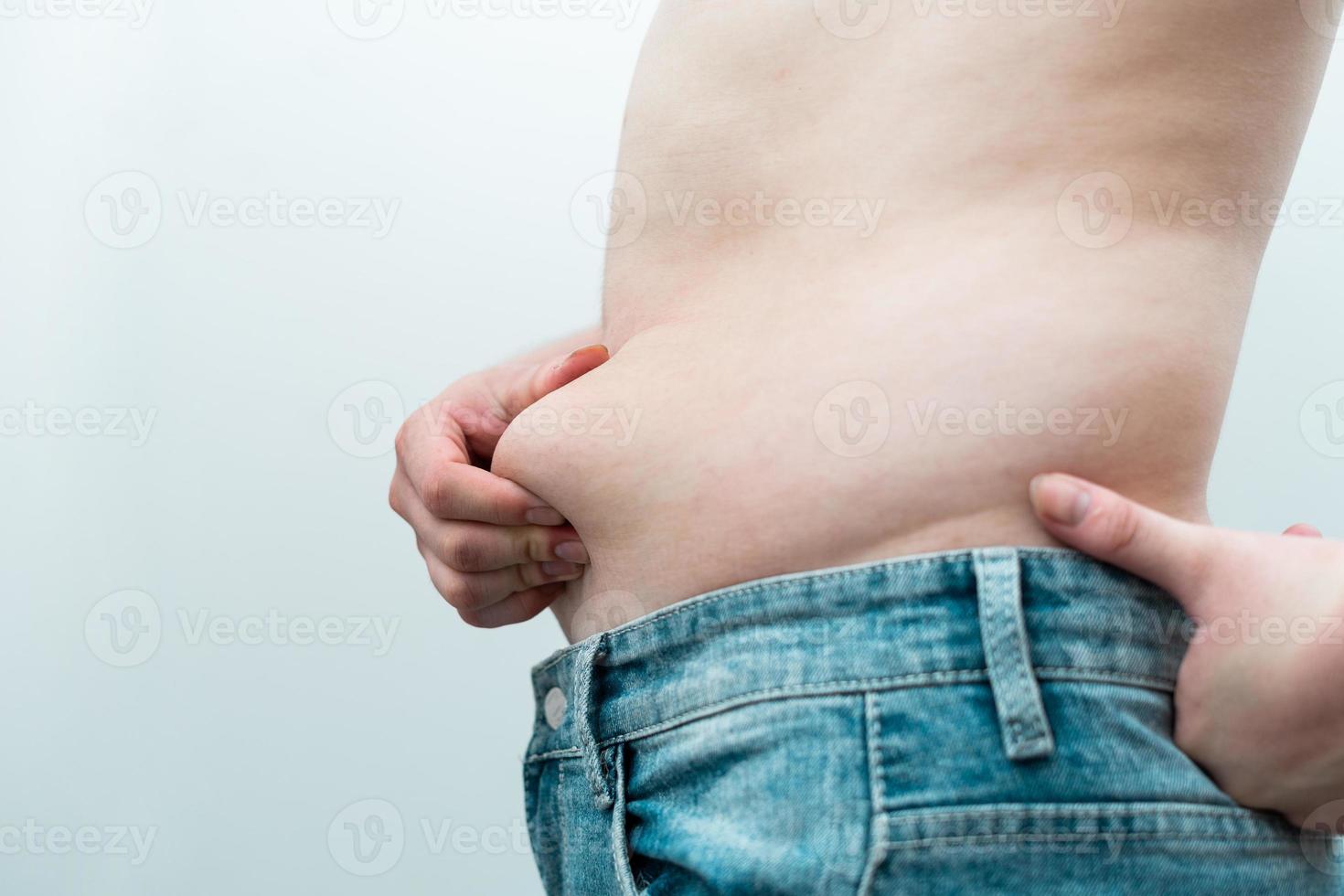 imagem da barriga obesa do homem, isolada no fundo branco foto