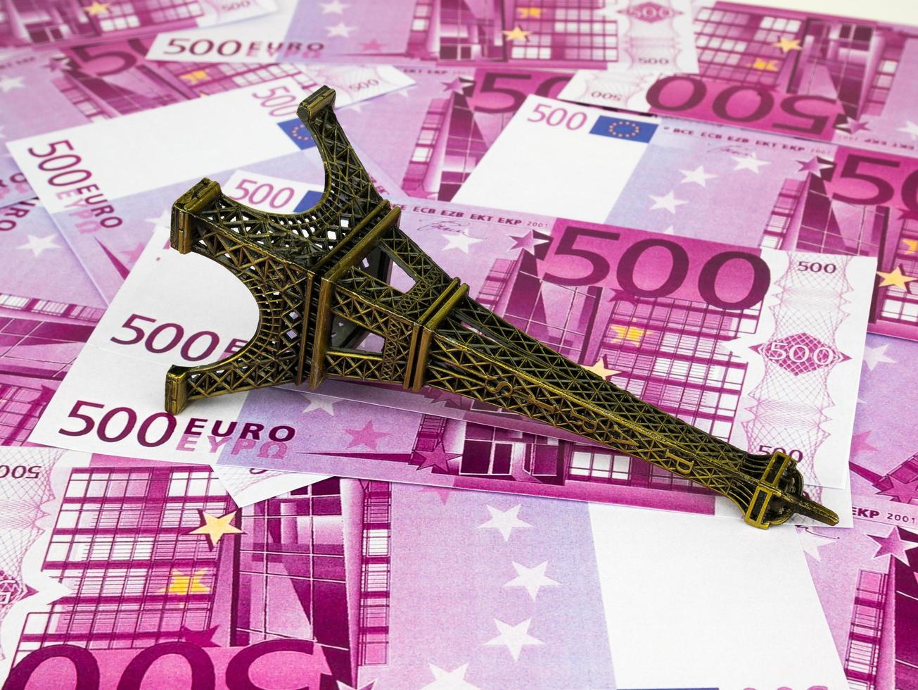 notas de quinhentos 500 euros com réplica da torre eiffel, fundo de dinheiro em moeda europeia foto
