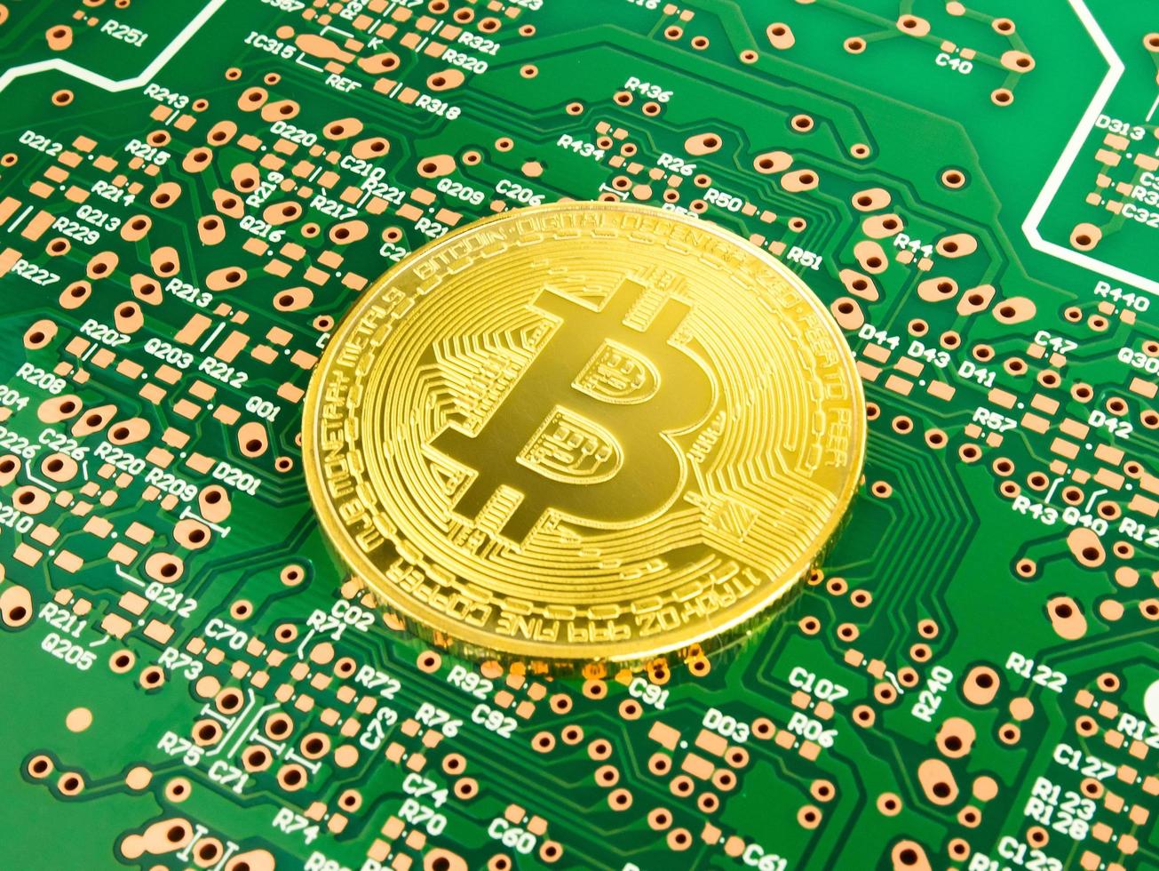 criptomoeda bitcoin dourado na placa de circuito do computador, placas de circuito impresso, pcb foto