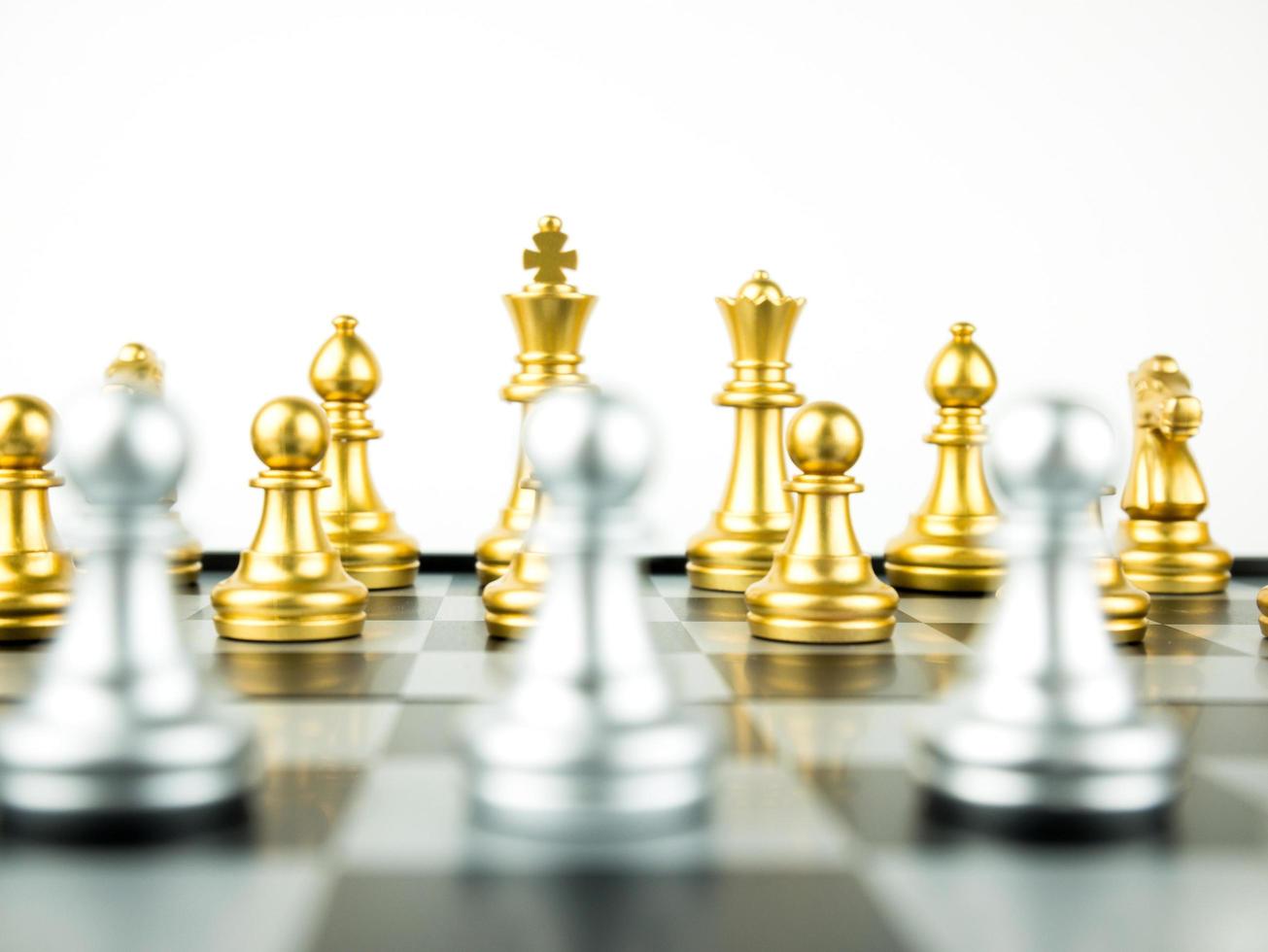 ouro e prata rei e cavaleiro de xadrez configurados em fundo branco. conceito de líder e trabalho em equipe para o sucesso. conceito de xadrez salve o rei e salve a estratégia foto
