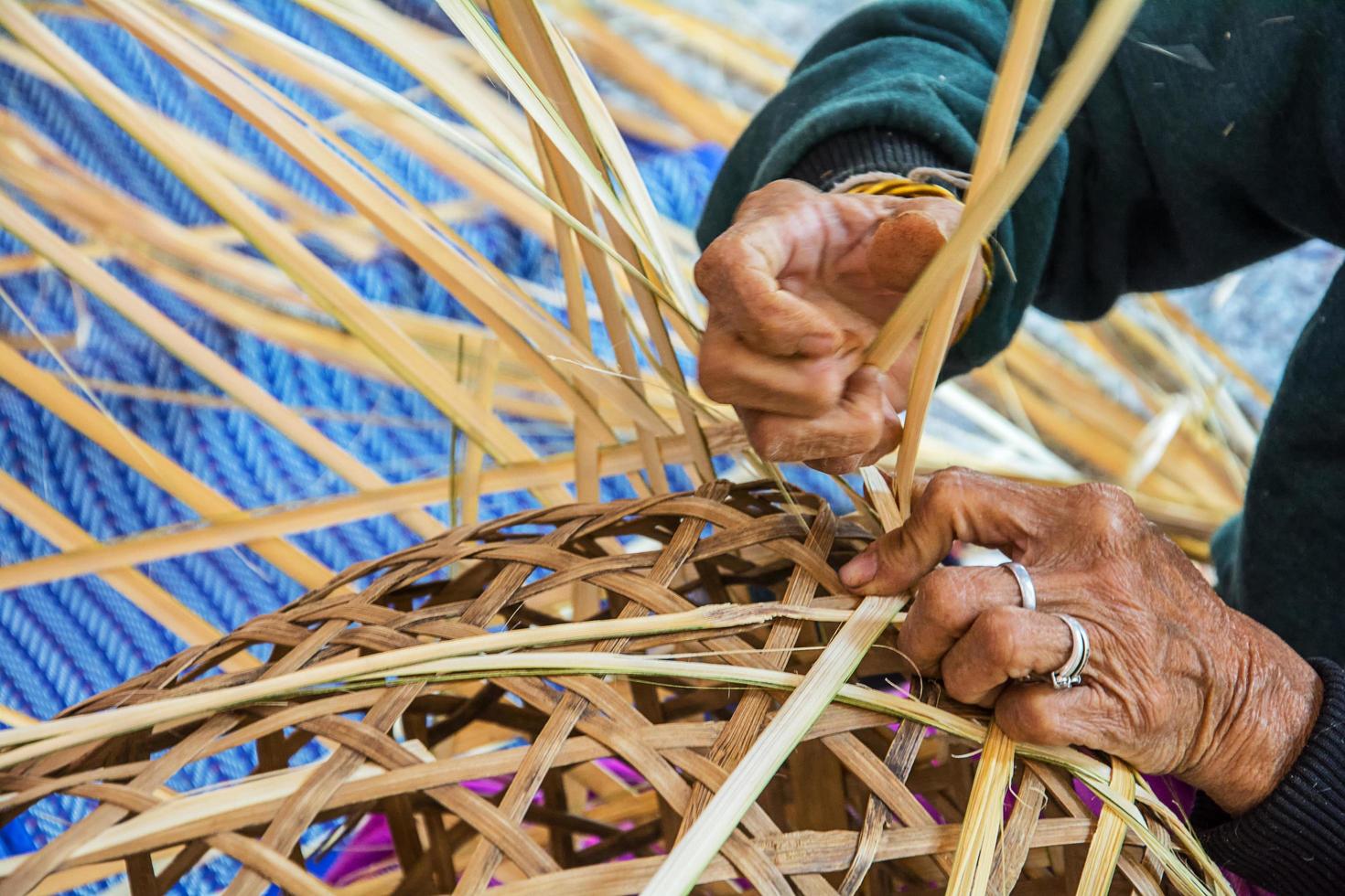 tecendo cesta de bambu foto