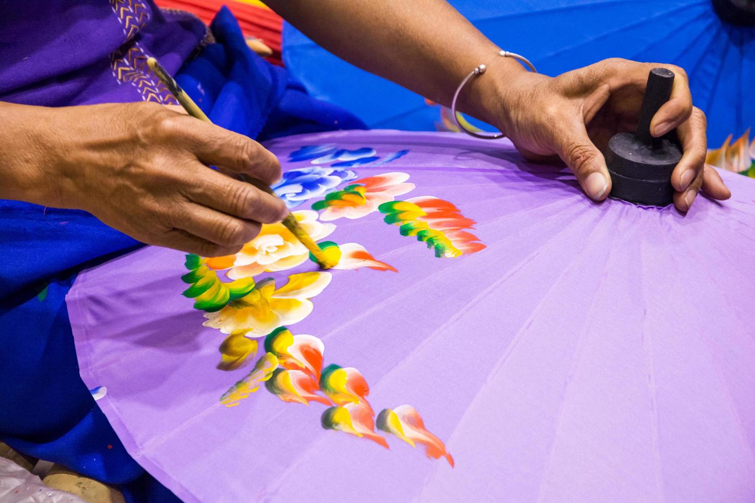 mulher pintando guarda-chuva foto