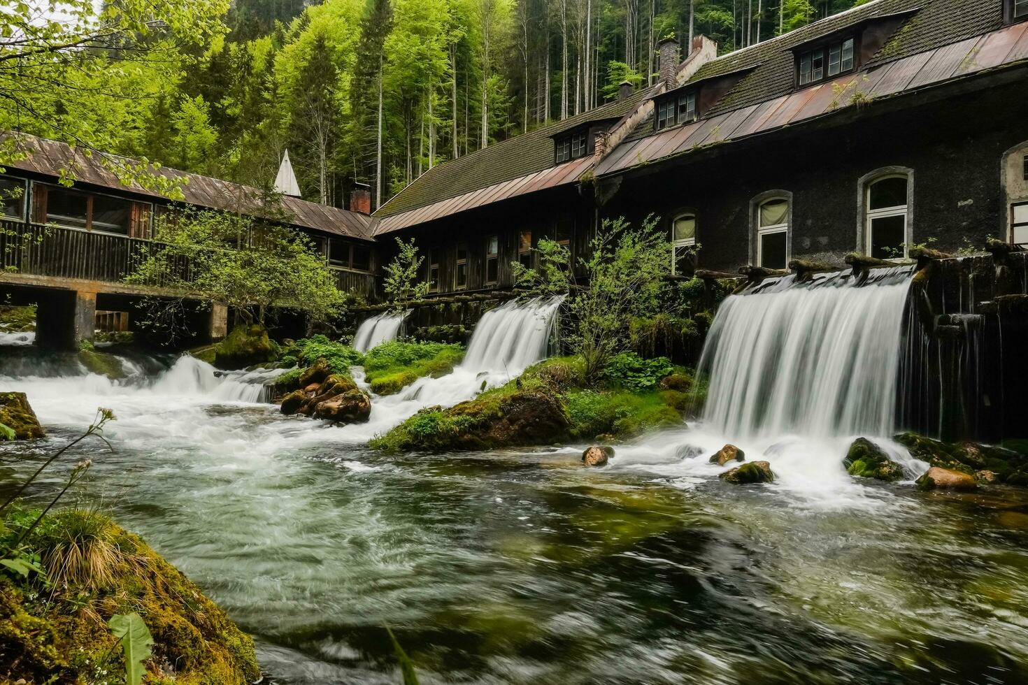 cachoeiras perto uma velho abandonado fábrica foto