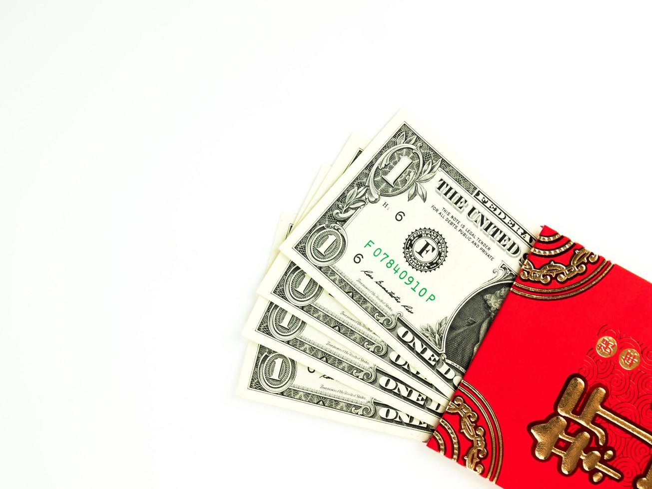 envelope vermelho isolado no fundo branco com dinheiro do dólar para o presente ano novo chinês. texto chinês no envelope significa feliz ano novo chinês foto