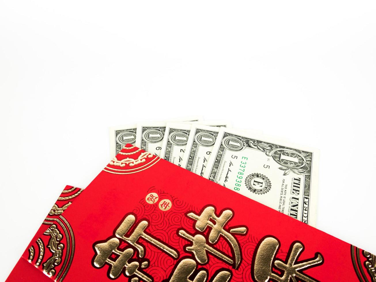 envelope vermelho isolado no fundo branco com dinheiro do dólar para o presente ano novo chinês. texto chinês no envelope significa feliz ano novo chinês foto