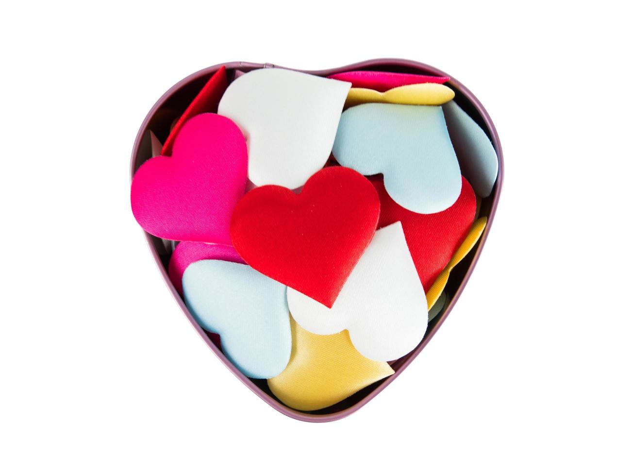 caixa de coração com mini corações coloridos isolados no fundo branco, decorações do dia dos namorados, vários corações, traçado de recorte foto