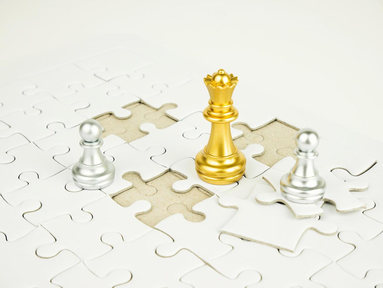 glod e peça de xadrez de lascas em fundo de quebra-cabeça, conceito de negócio foto