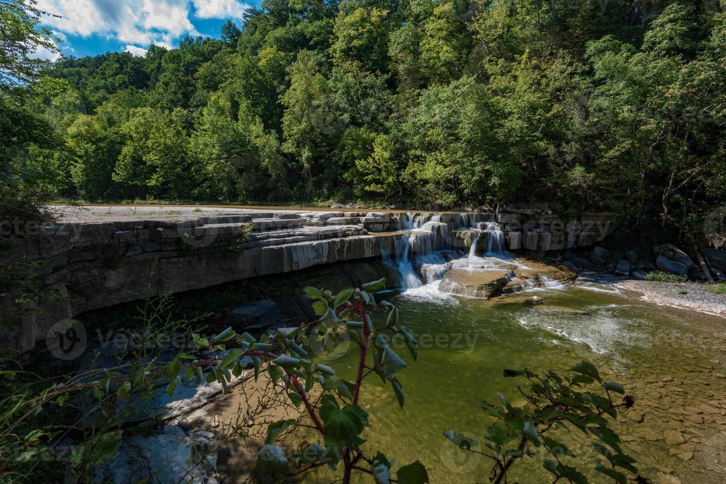 cachoeiras taughannock - trilha do desfiladeiro foto