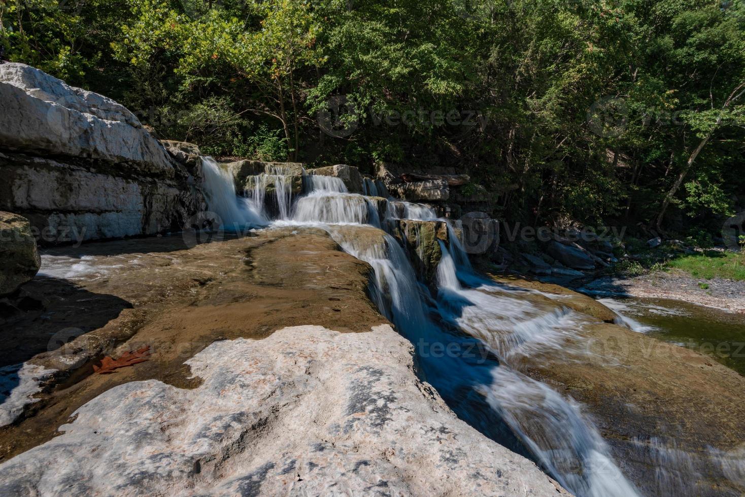 cachoeiras taughannock - trilha do desfiladeiro foto