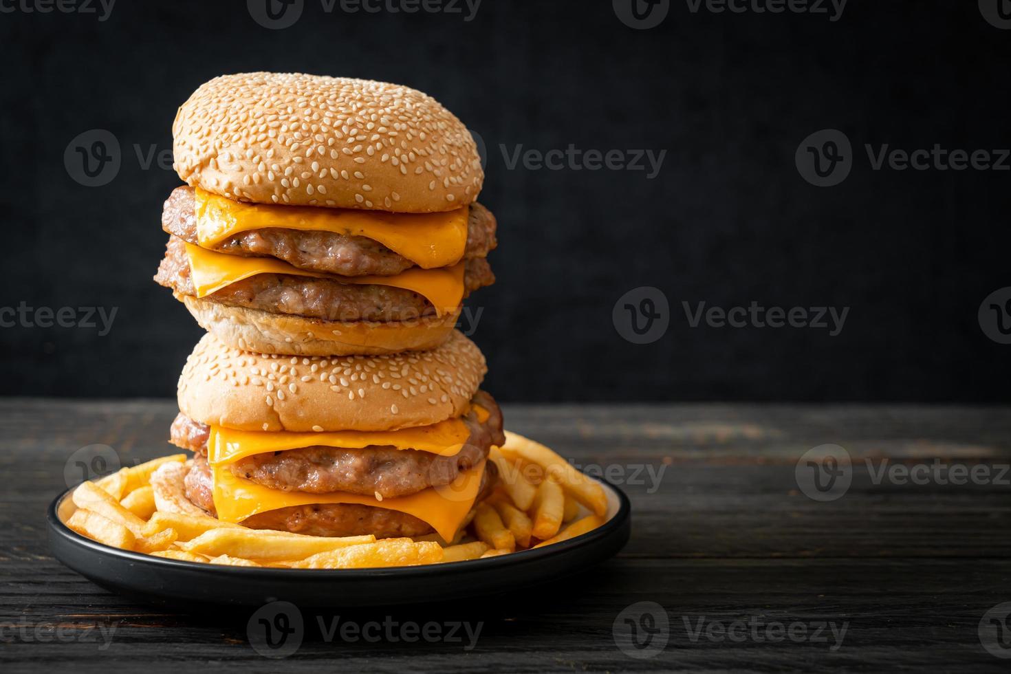 hambúrguer de porco com queijo e batata frita foto