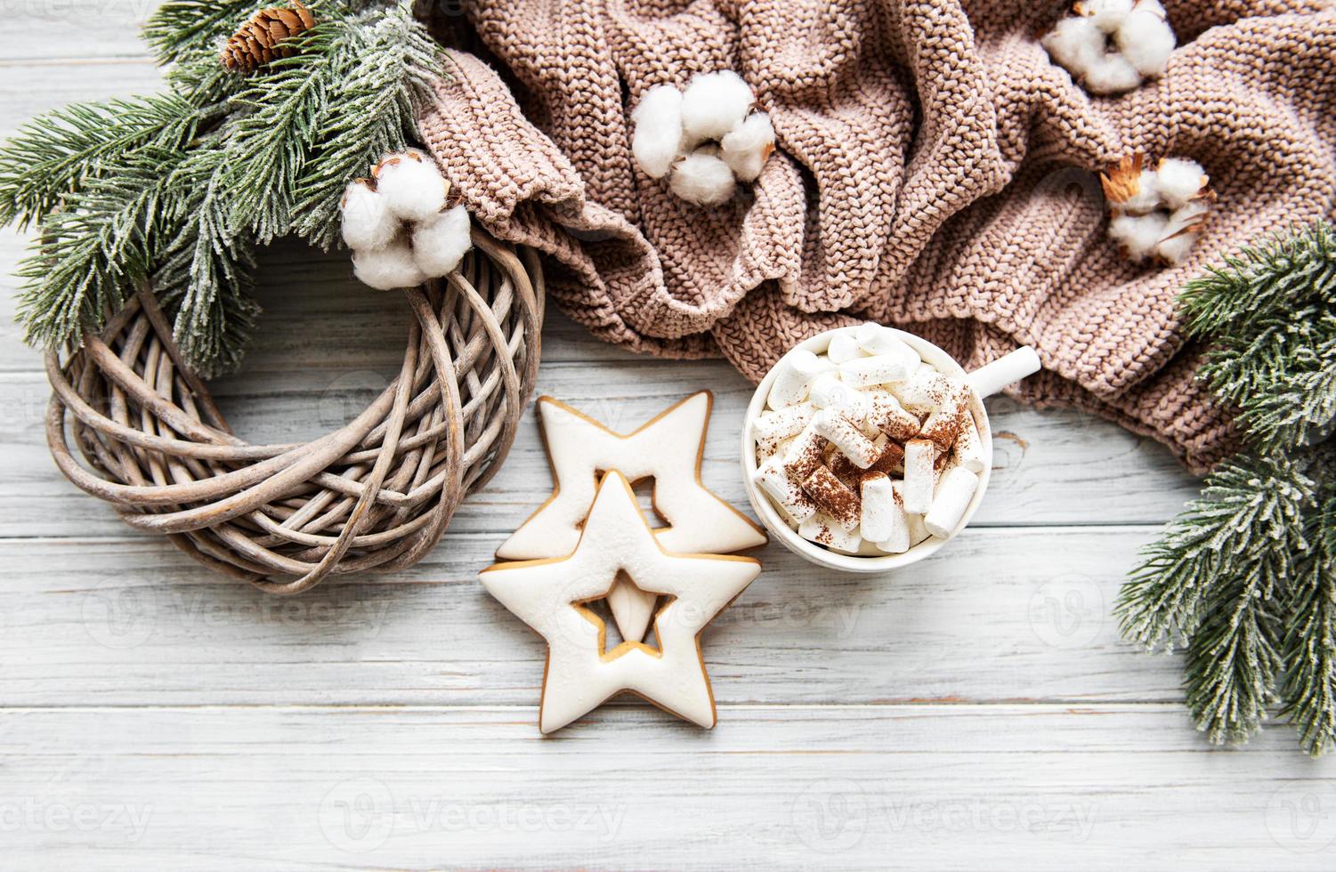 composição de natal com biscoitos e chocolate quente foto