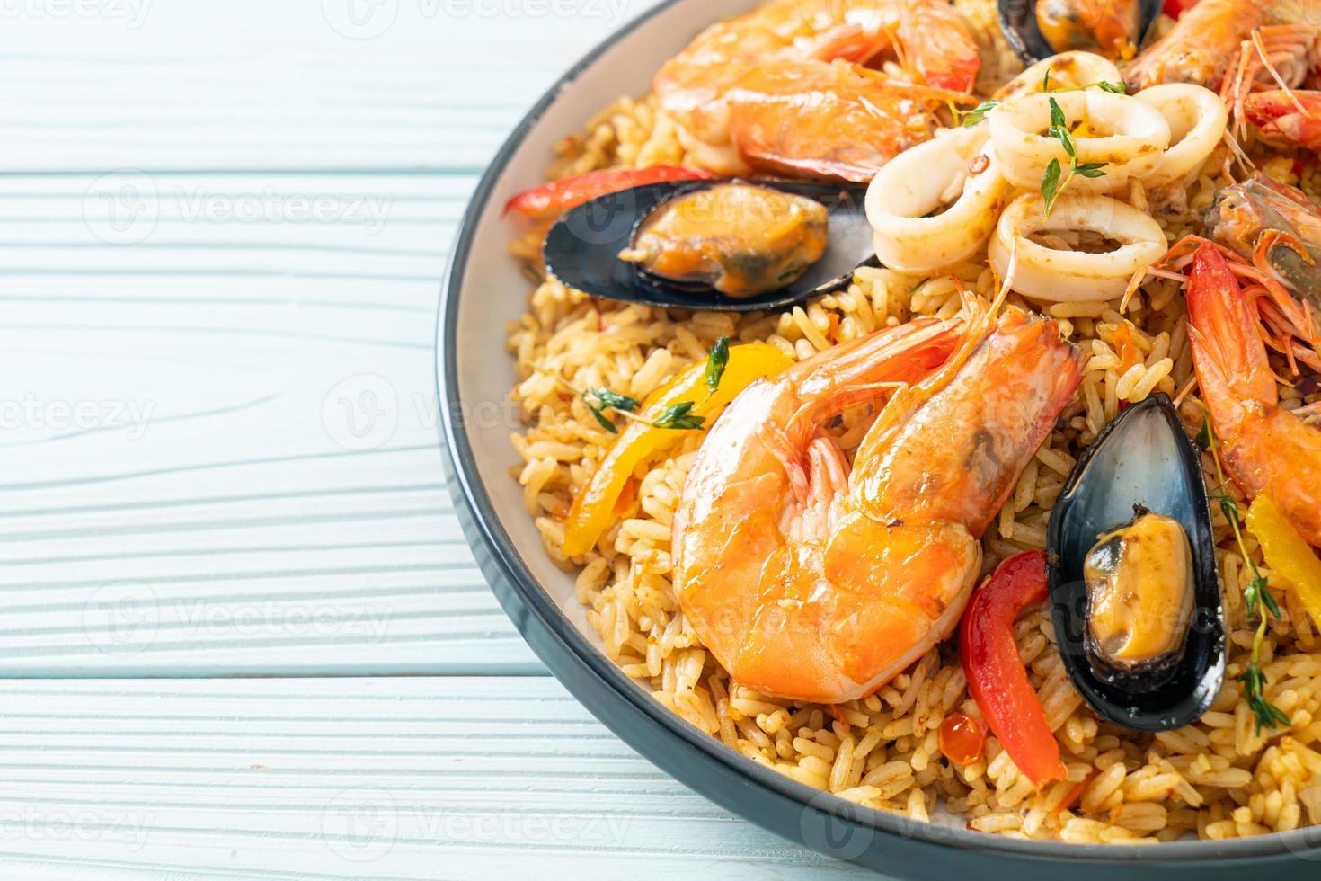 paella de frutos do mar com camarões, amêijoas, mexilhões com arroz de açafrão foto