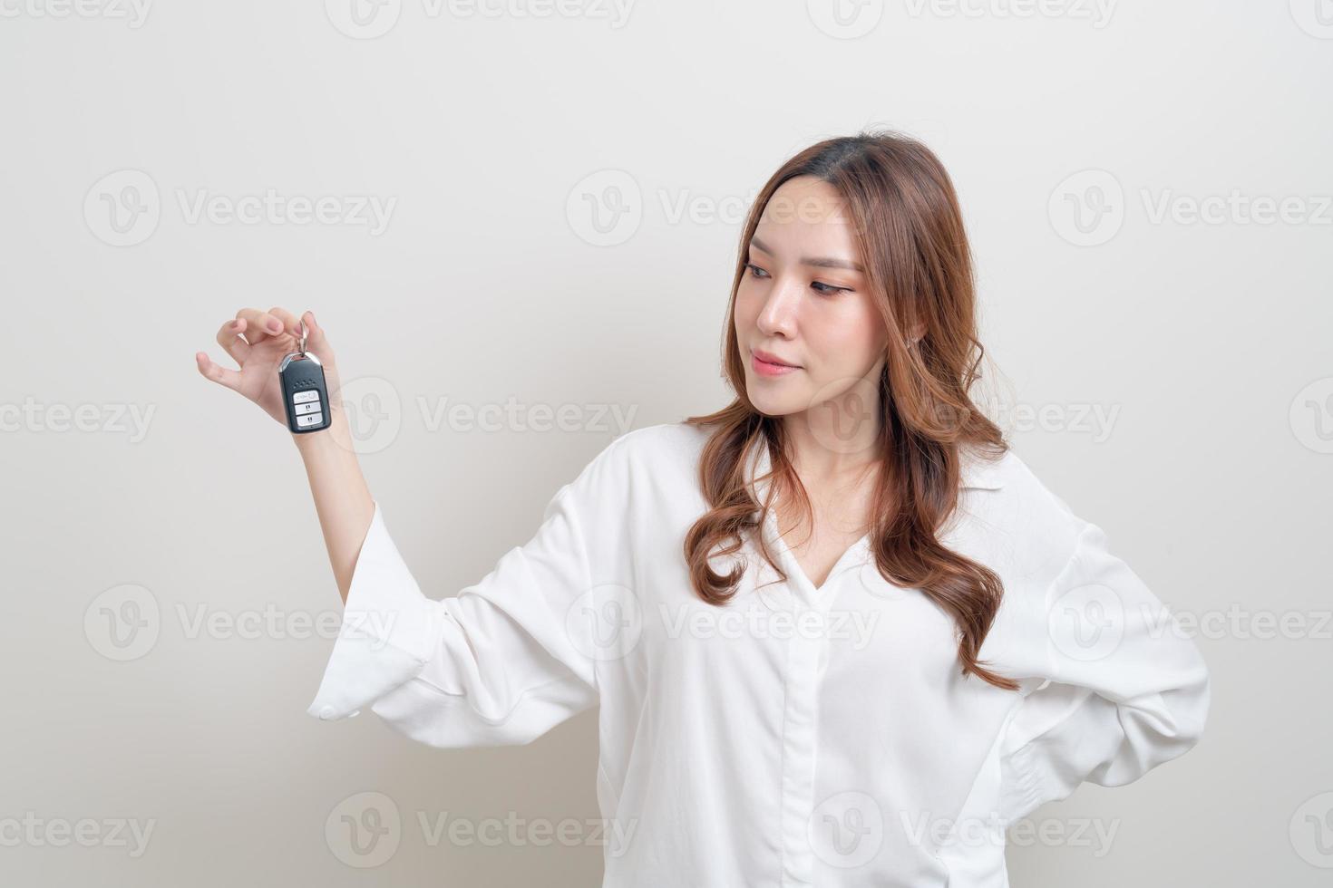 retrato de uma mulher bonita segurando a chave do carro foto