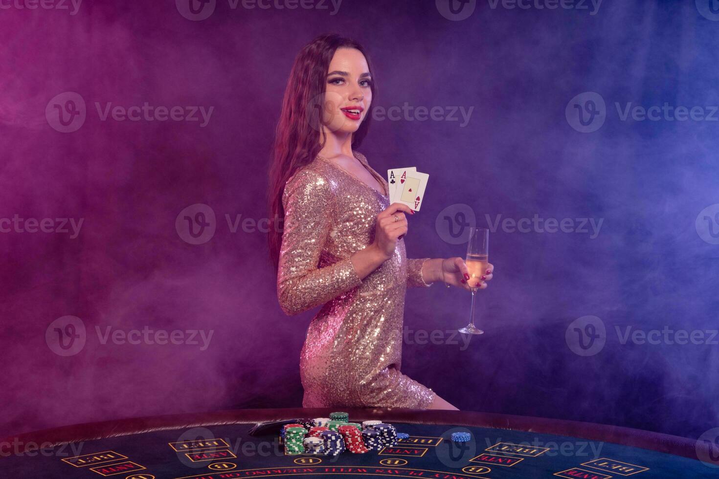 menina jogando pôquer às cassino, segurando vidro do champanhe, dois ases. posando às mesa com salgadinhos, dinheiro em isto. preto, fumaça fundo. fechar-se. foto