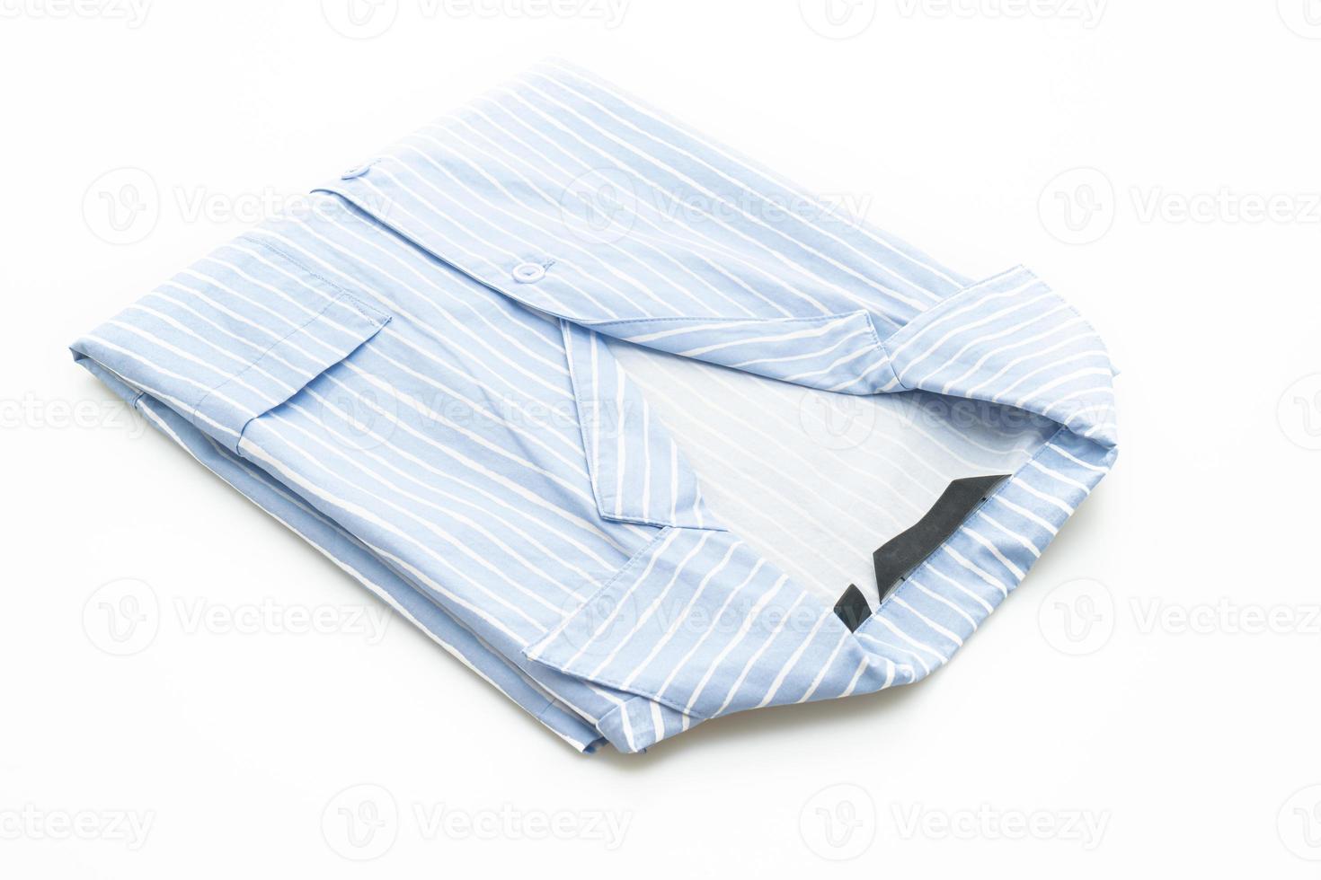camisa azul com faixa branca em fundo branco foto
