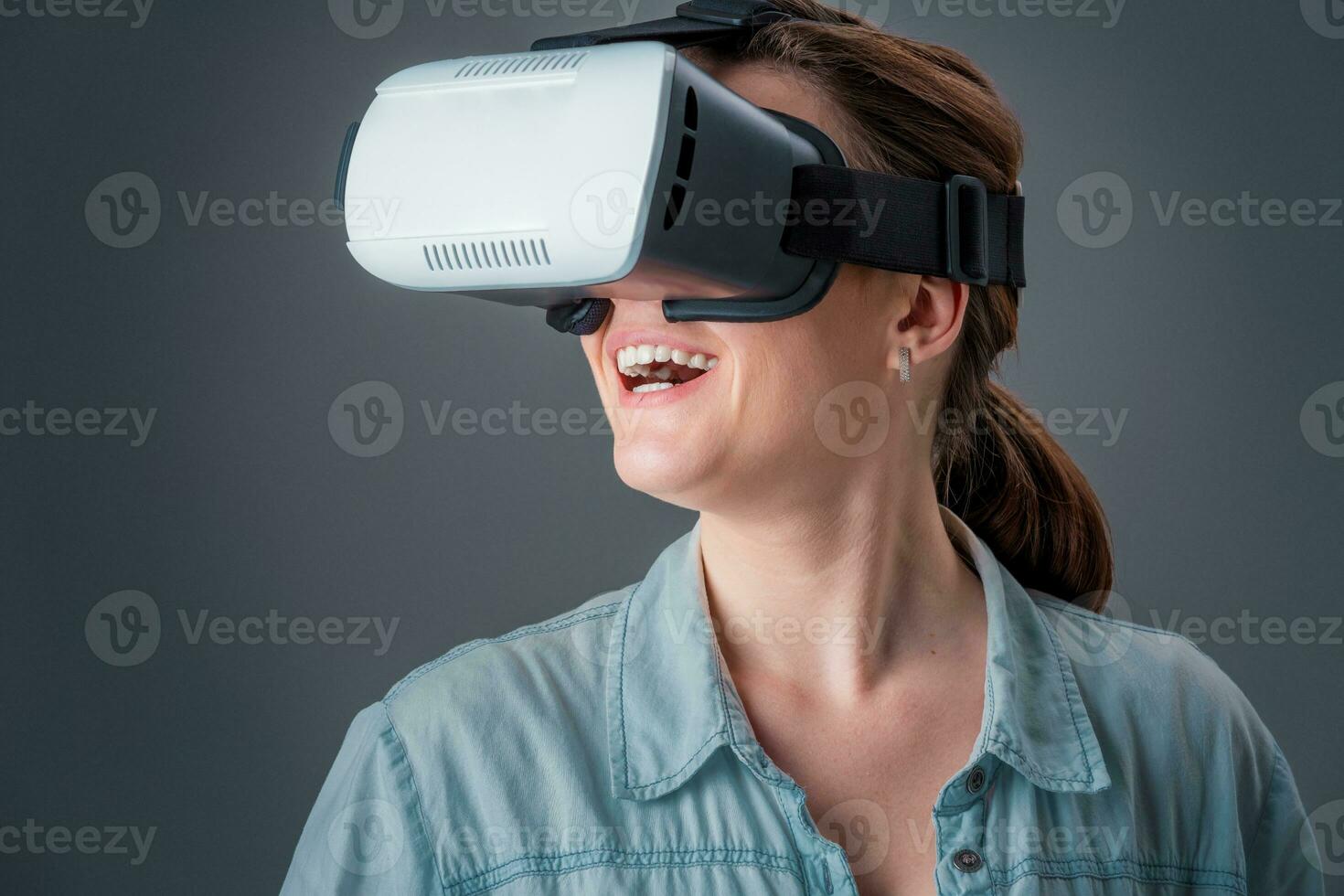 retrato do feliz jovem lindo menina obtendo experiência usando fone de ouvido vr óculos do virtual realidade foto