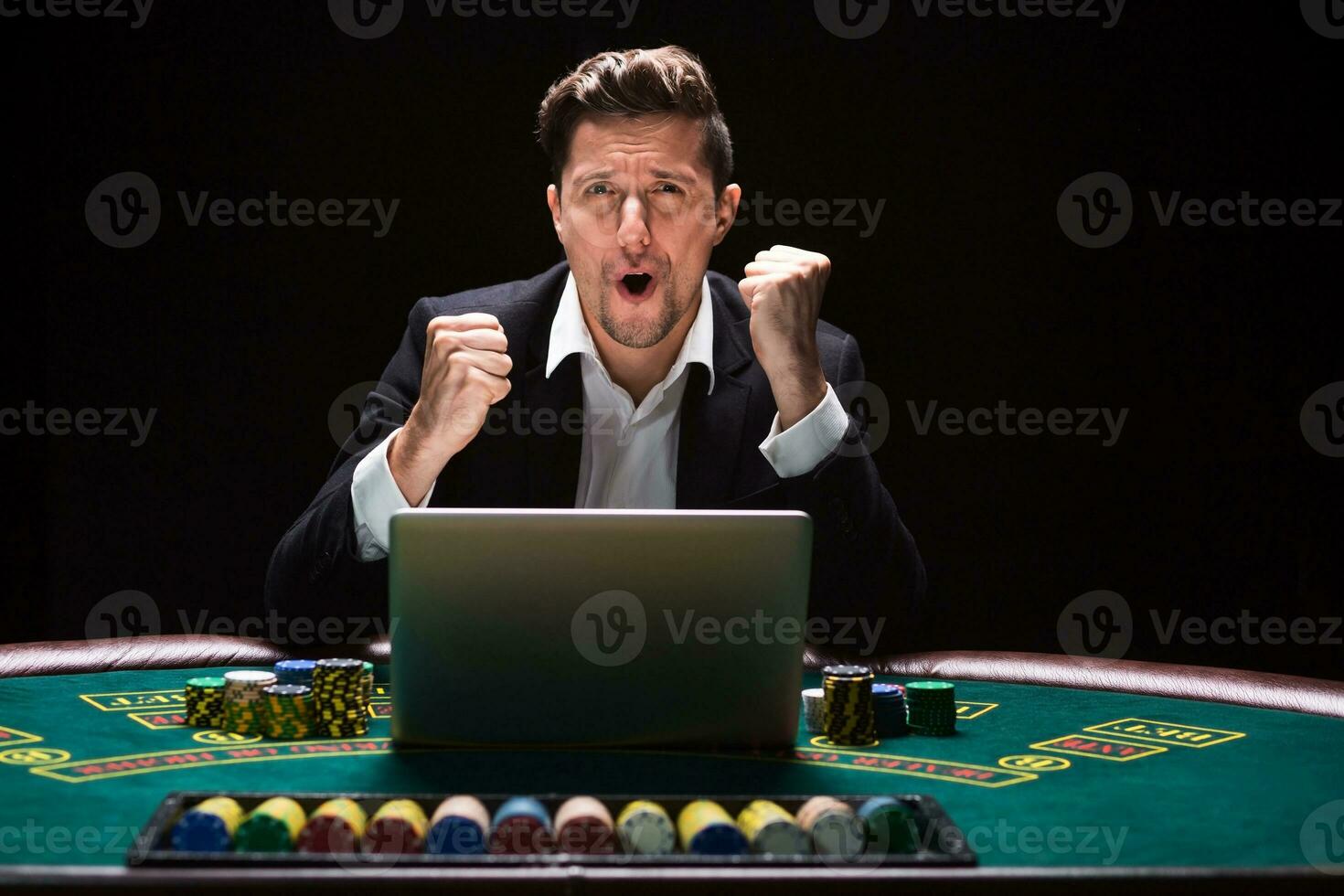 conectados pôquer jogadoras sentado às a mesa foto
