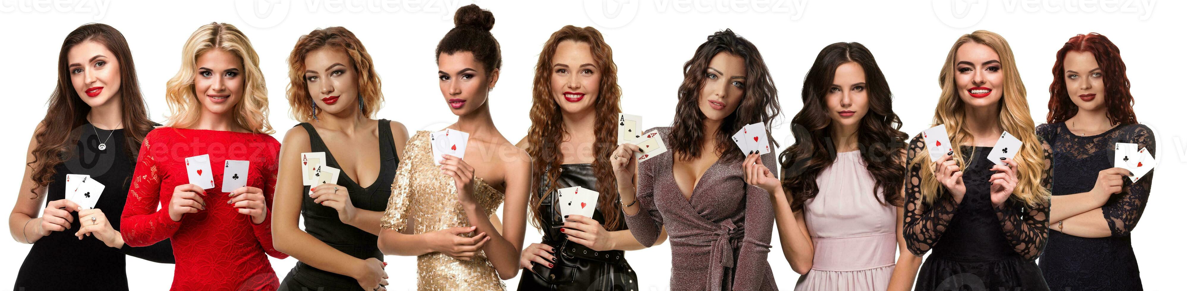 lindo mulheres com à moda penteados, dentro colorida vestidos, joia. elas mostrando jogando cartões, posando isolado em branco. pôquer, casino. fechar-se foto
