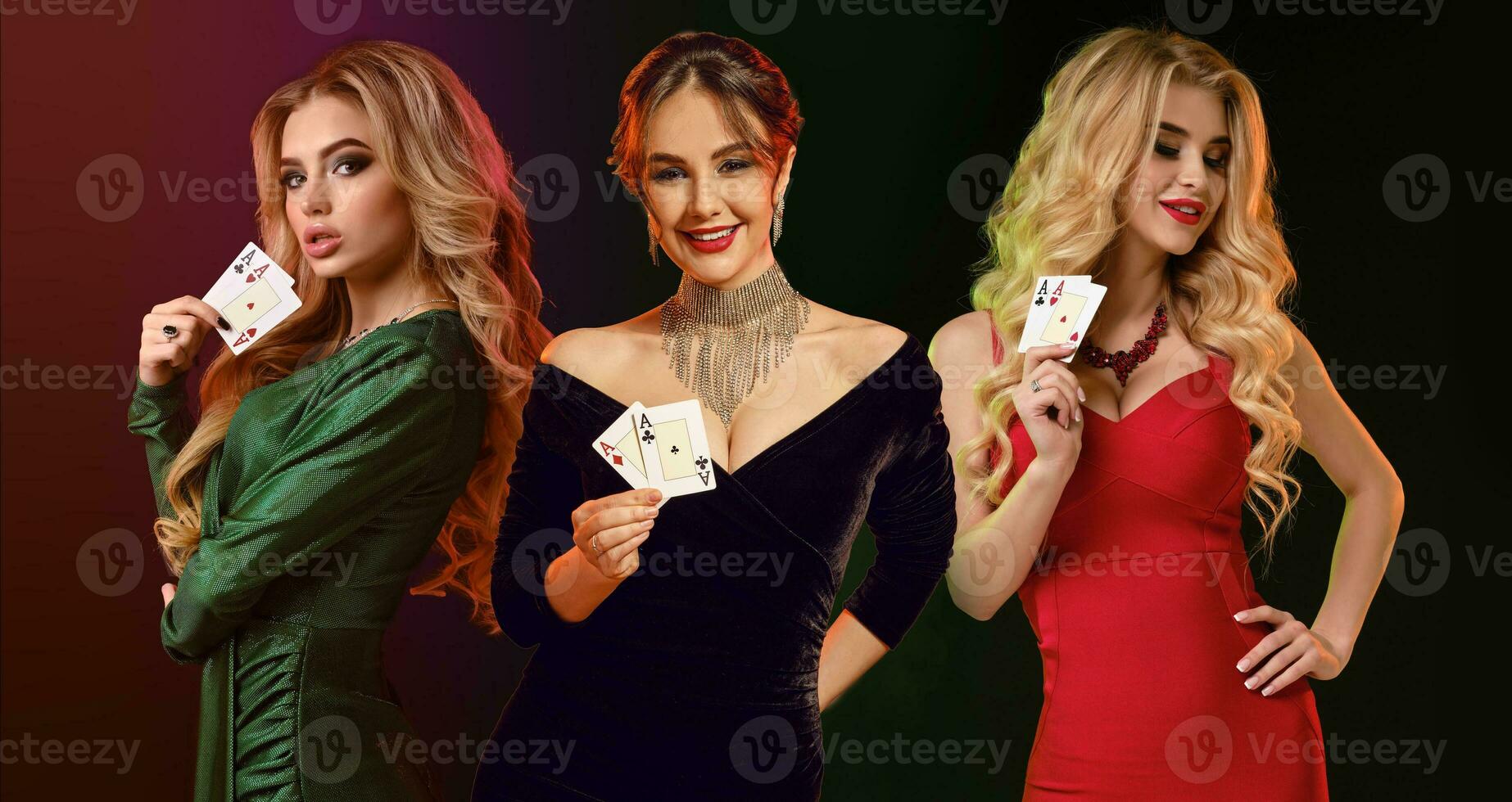 três senhoras dentro à moda vestidos e joia. elas sorridente, mostrando jogando cartões, posando contra colorida fundo. pôquer, casino. fechar-se foto