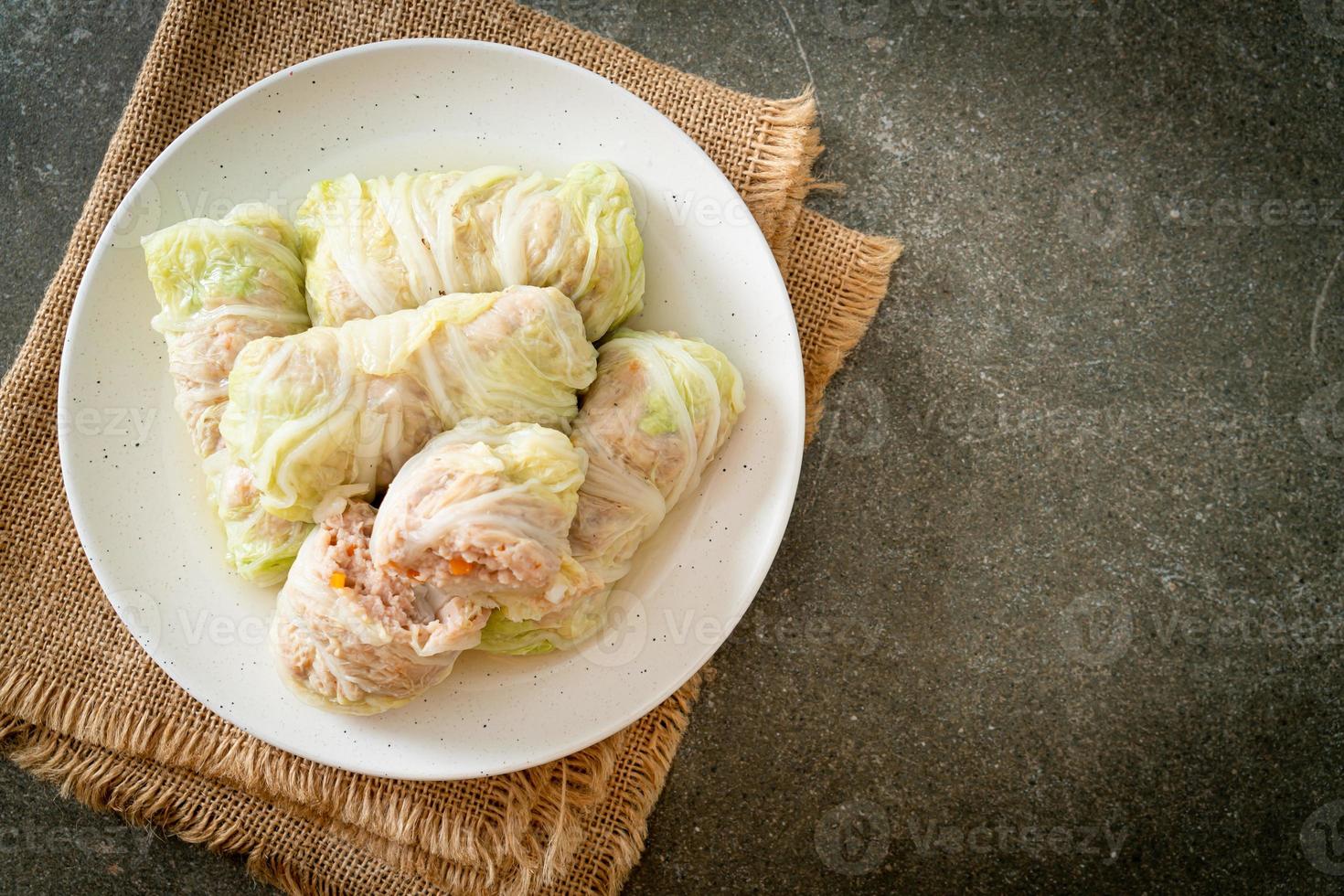 carne de porco picada embrulhada em repolho chinês ou repolho cozido no vapor carne de porco picada foto