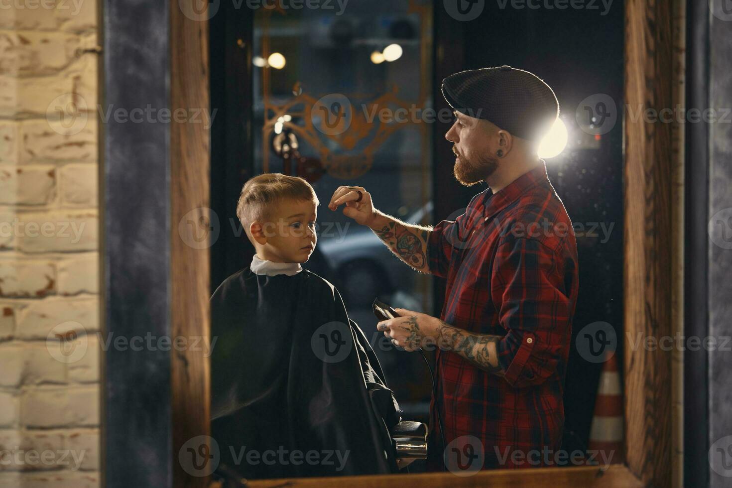 caucasiano Garoto obtendo corte de cabelo dentro barbearia interior foto