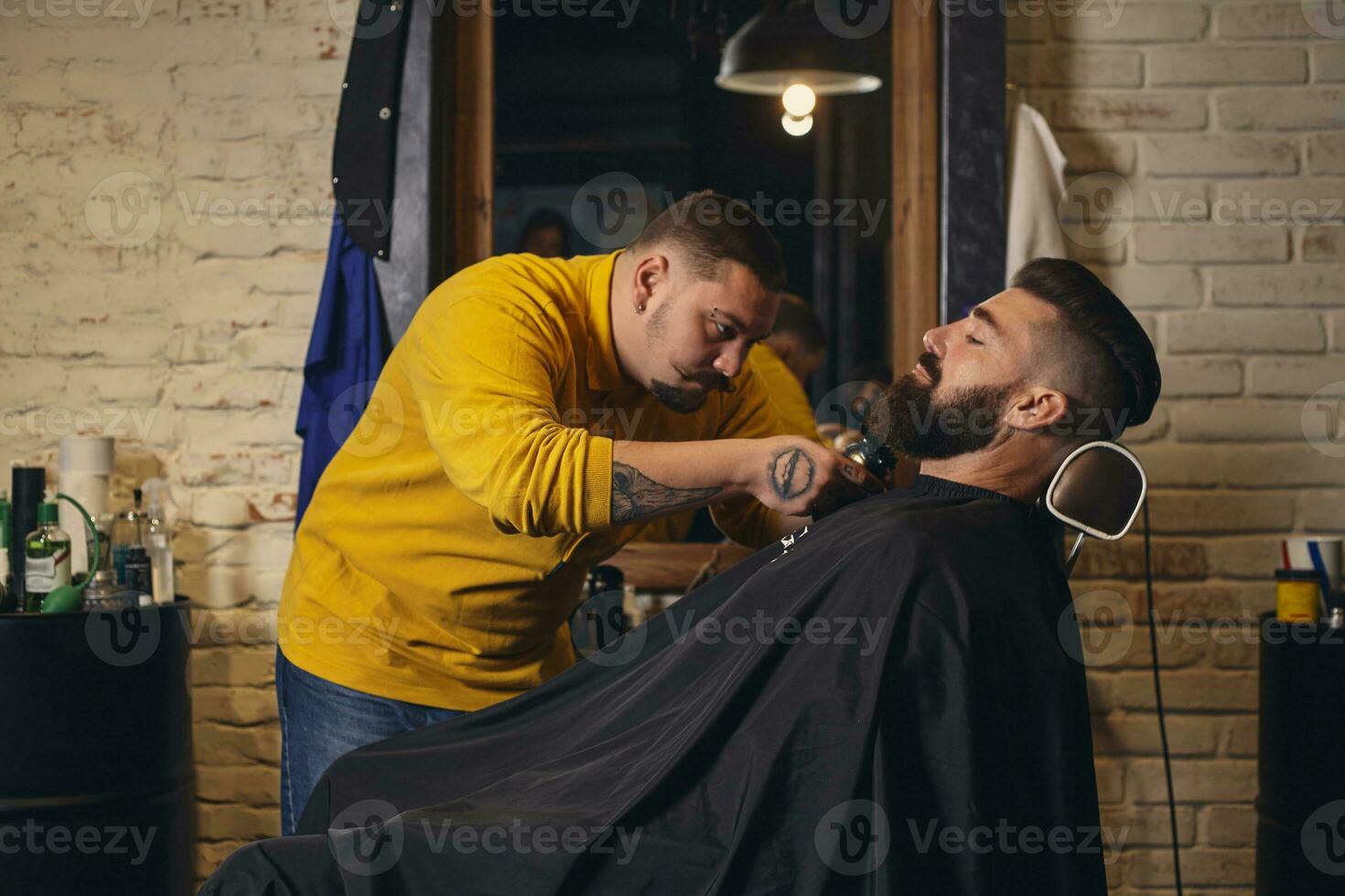 cliente com grande Preto barba durante barba barbear dentro barbeiro fazer compras foto