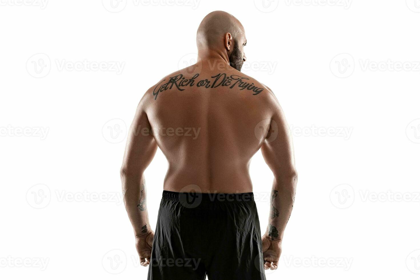 Atlético Careca, tatuado homem dentro Preto calção é posando isolado em branco fundo. fechar-se retrato. foto