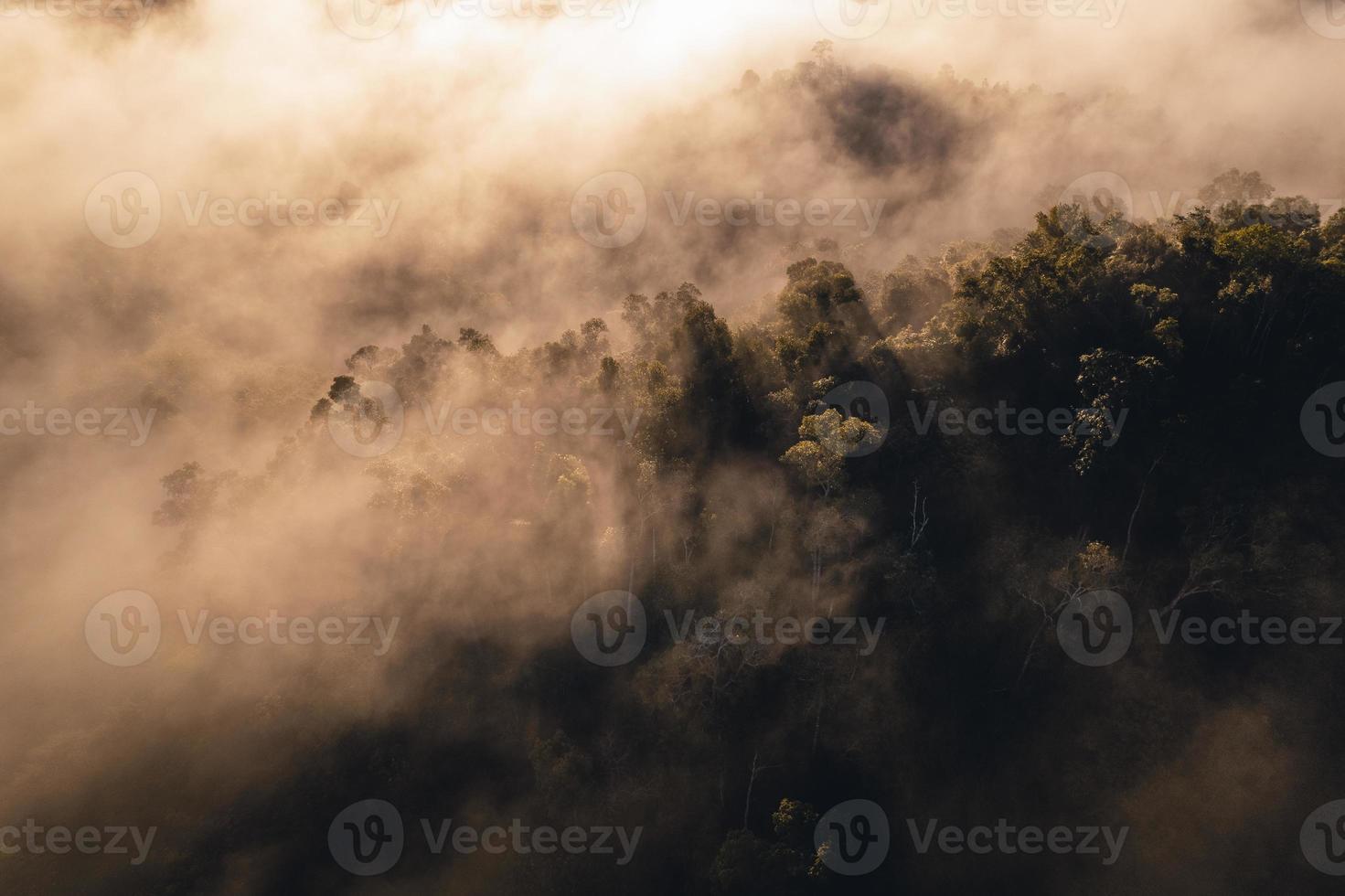 montanhas e árvores em uma vila rural, ângulo alto pela manhã foto