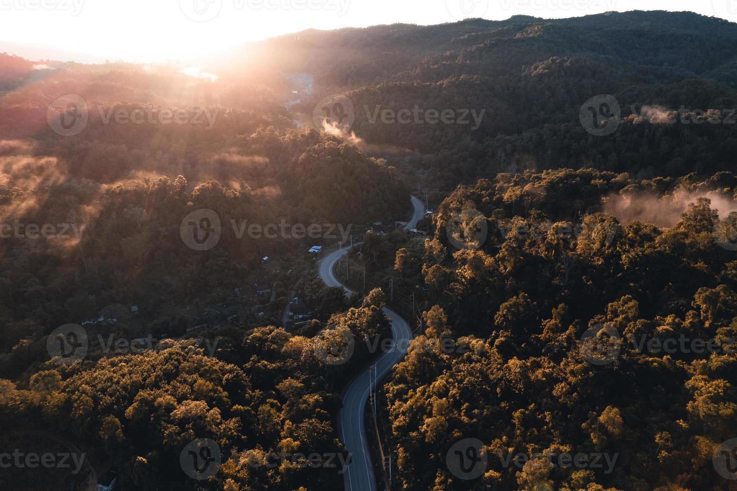 montanhas e árvores em uma vila rural, ângulo alto pela manhã foto