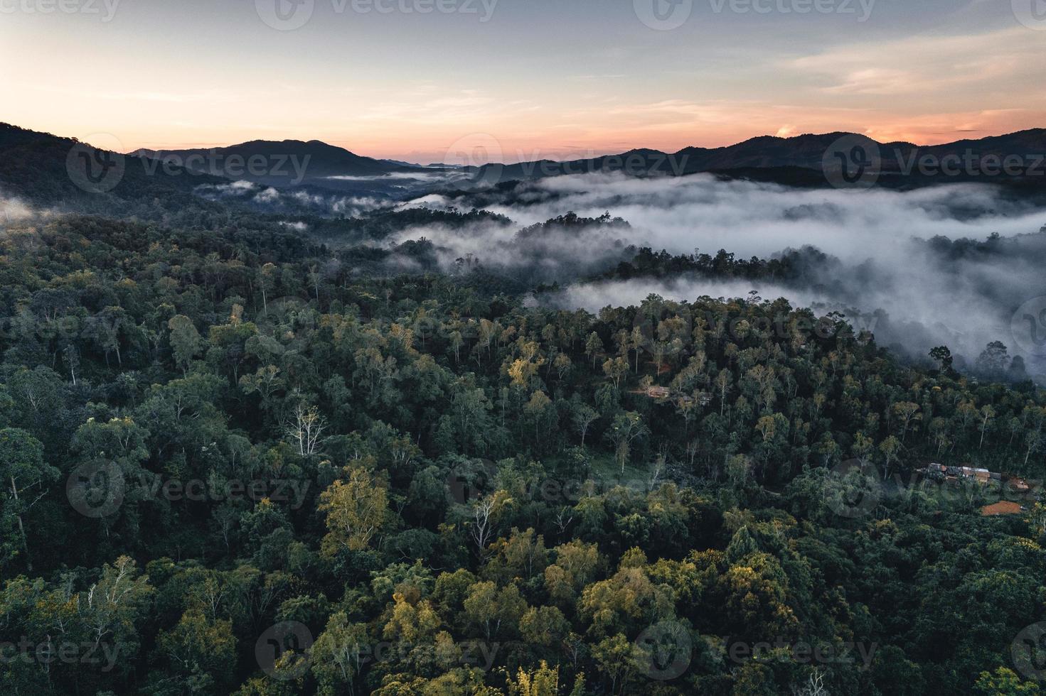 montanhas e árvores em uma vila rural, ângulo alto pela manhã foto