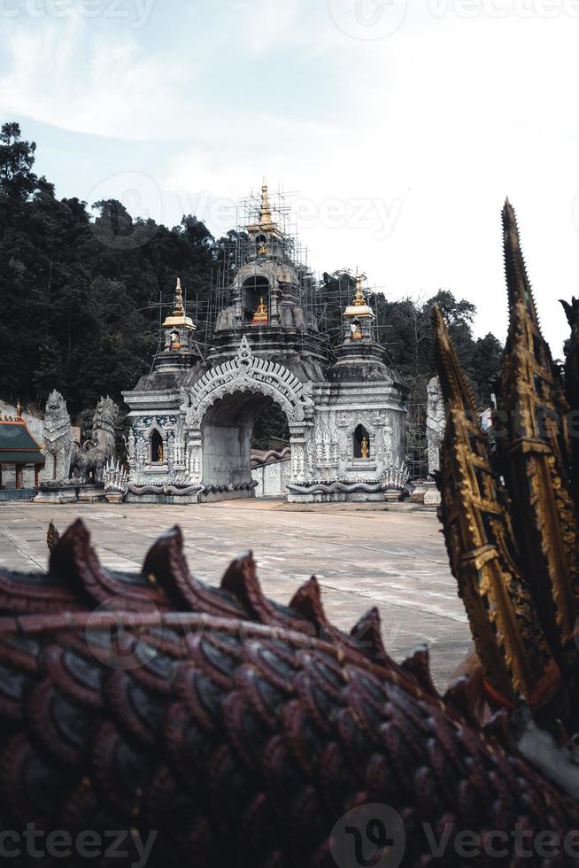 wat phra buddhabat si roi, templo dourado em chiang mai, tailândia foto