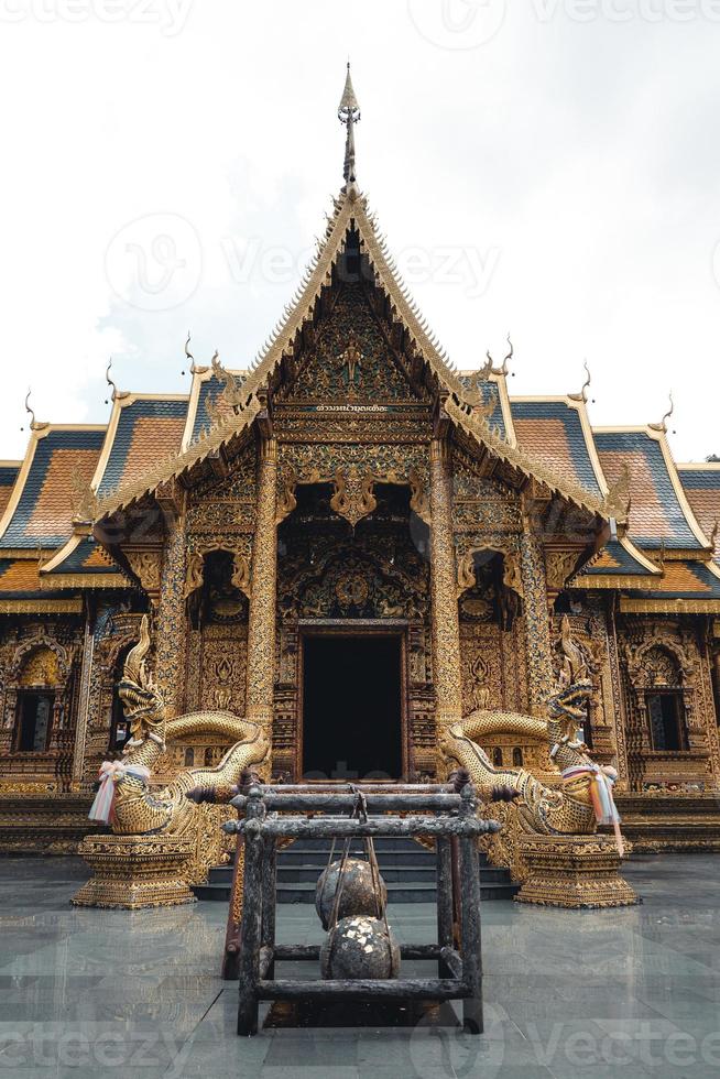 wat phra buddhabat si roi, templo dourado em chiang mai, tailândia foto