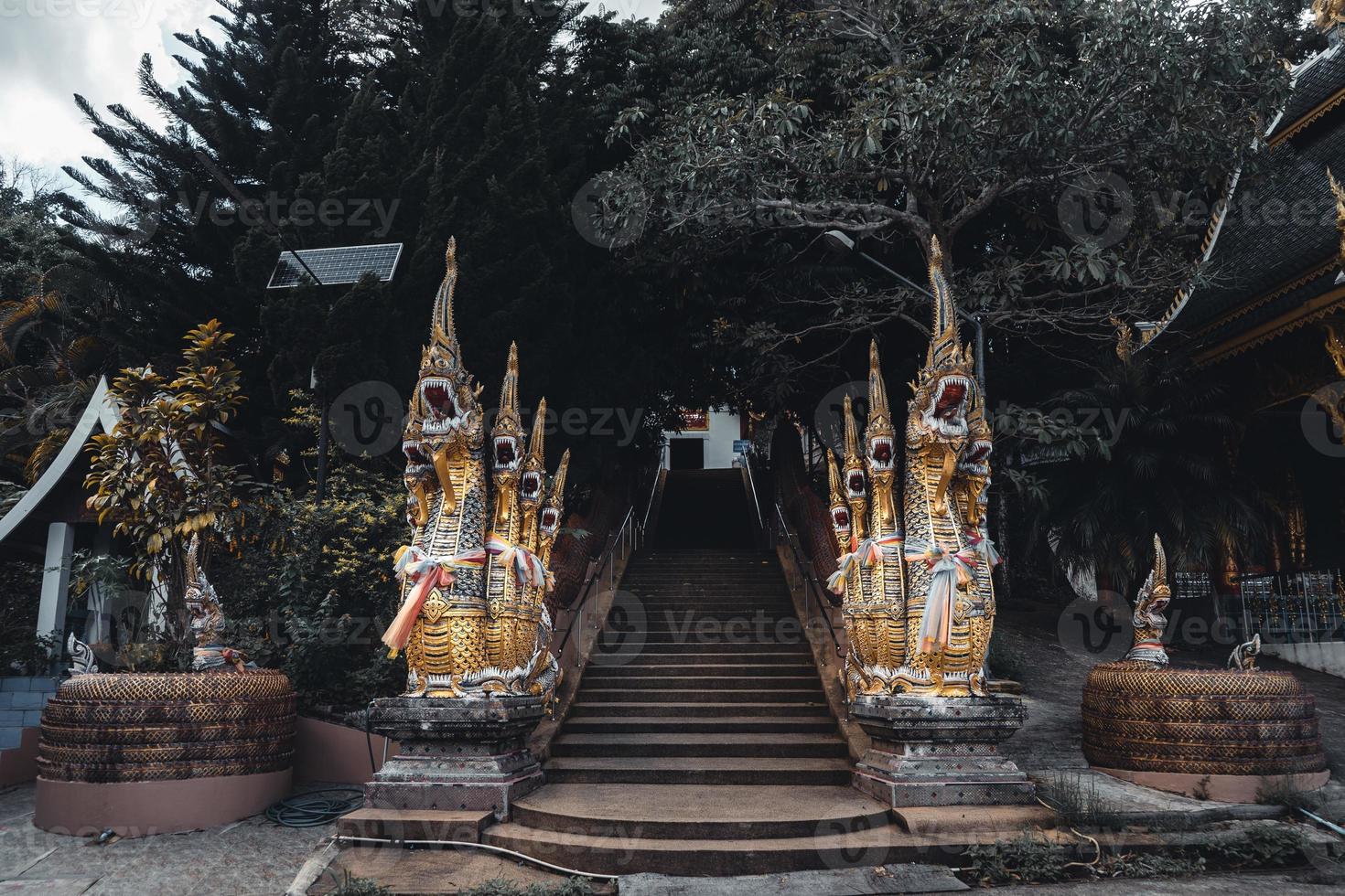 wat phra buddhabat si roi, templo dourado em chiang mai, tailândia foto