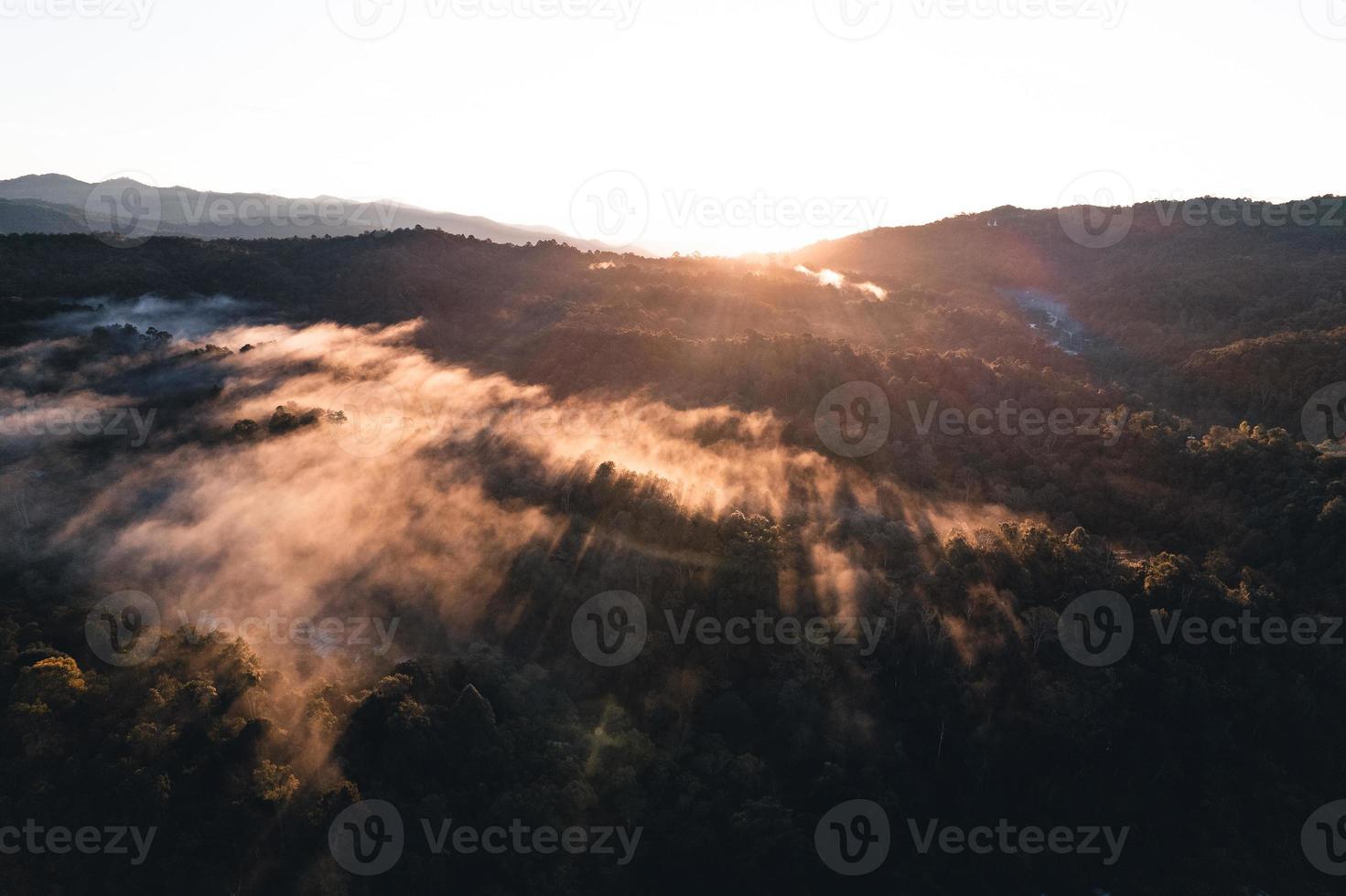 montanhas e árvores em uma vila rural, ângulo alto pela manhã foto