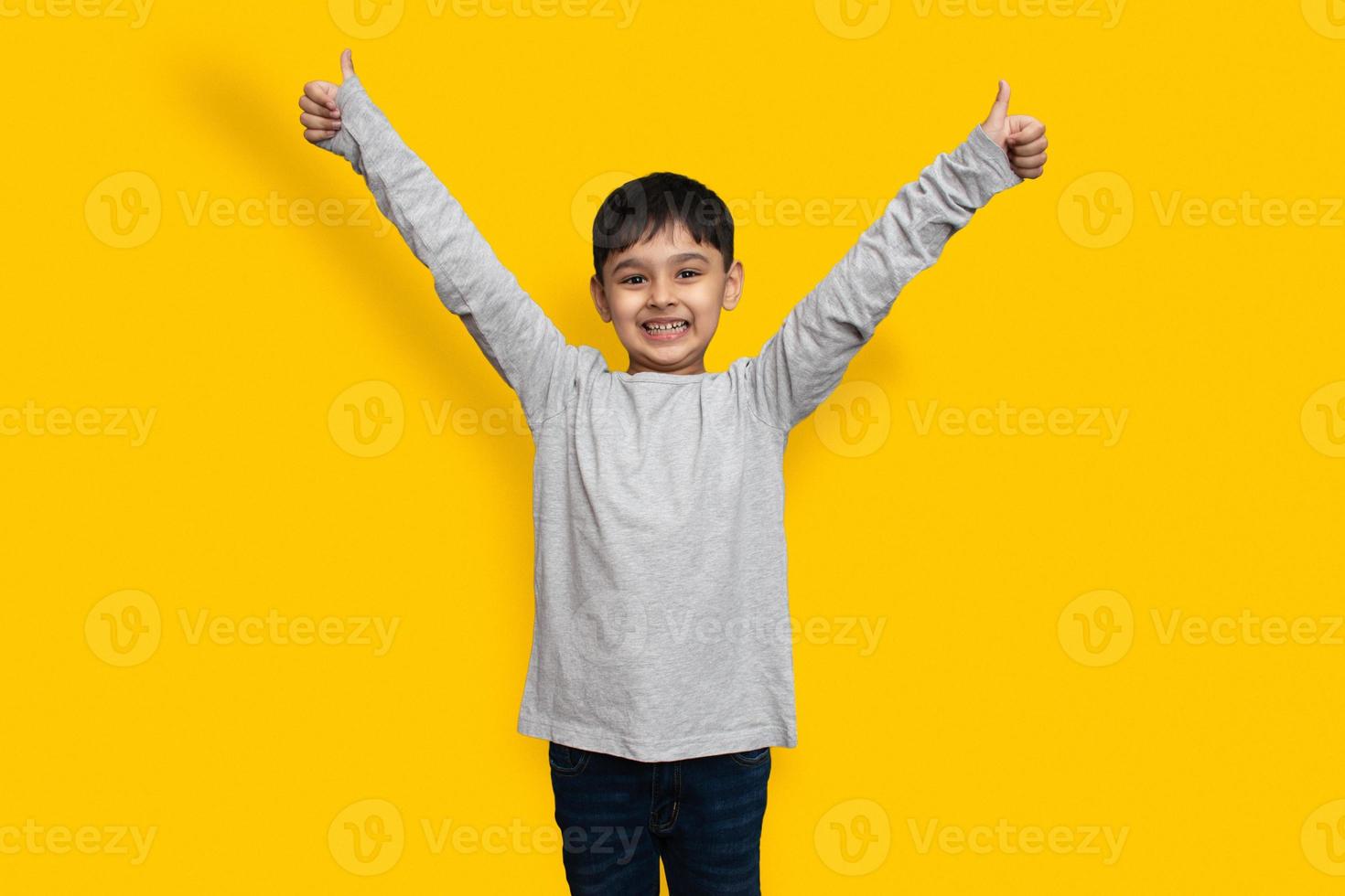 retrato de menino emocional caucasiano com roupas básicas, desfrutando de isolado sobre o fundo liso foto