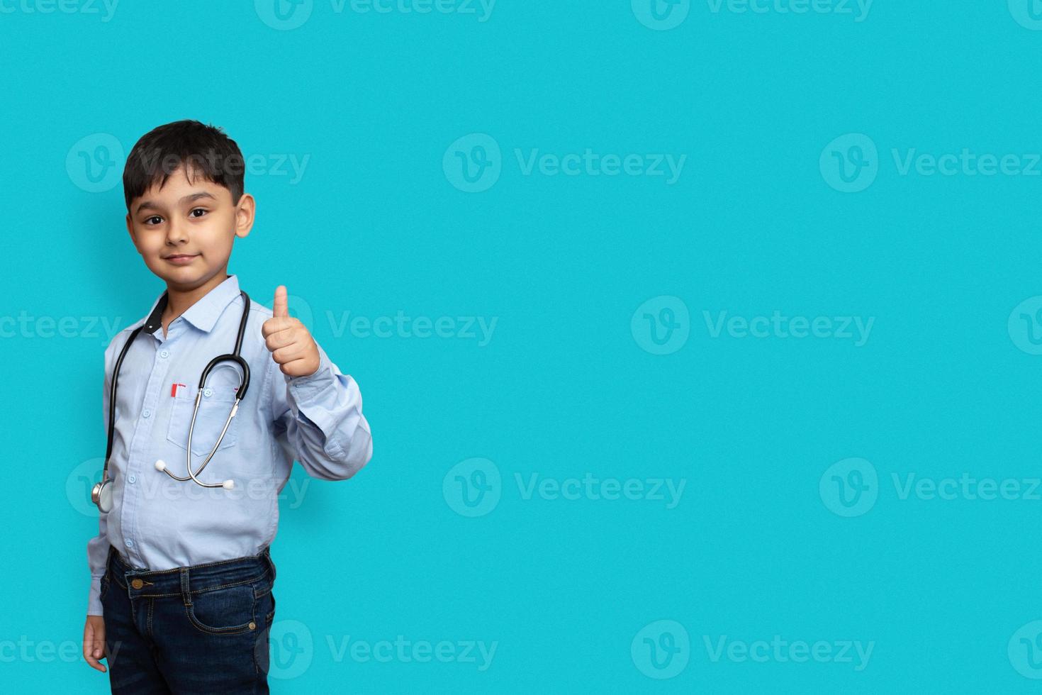 sorridente criança menino médico com fundo liso de óculos. doc masculino em camisa branca fazendo o polegar para cima. conceito de medicina de saúde e saúde. mock up copy spac foto