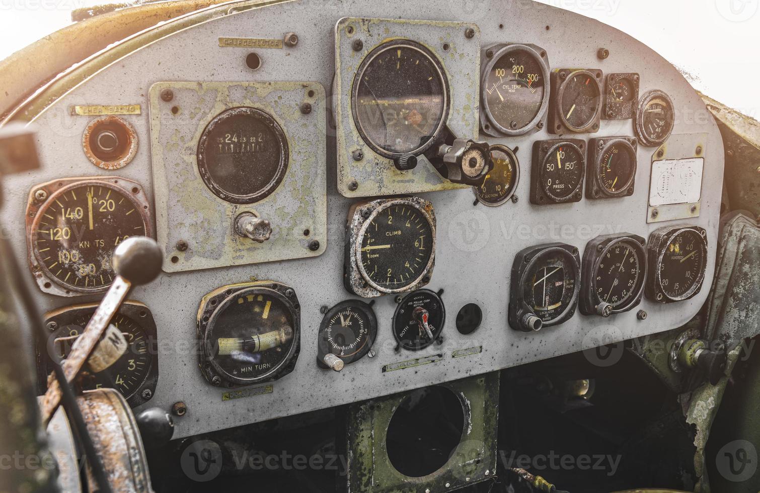 painel de controle do helicóptero militar de guerra danificado. foto