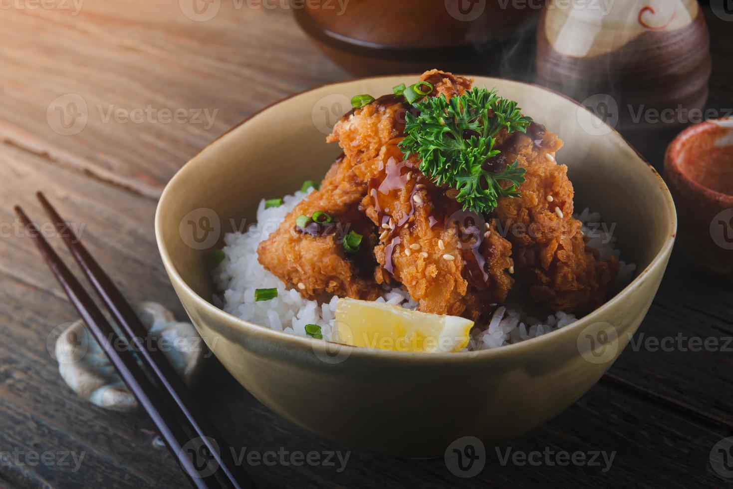 Frango frito crocante de estilo japonês com arroz. foto