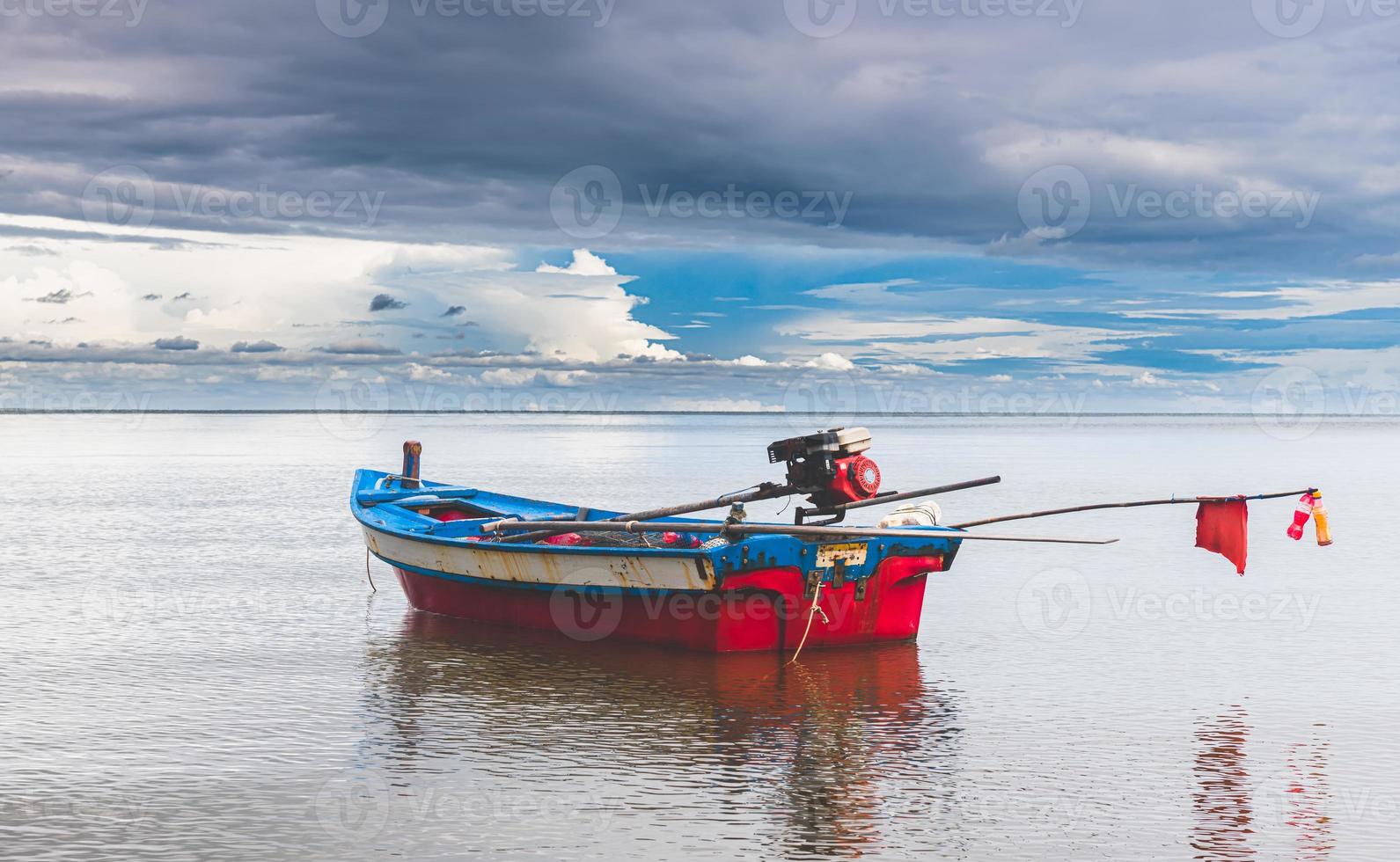 barcos de pesca de madeira com sol ao ar livre. foto