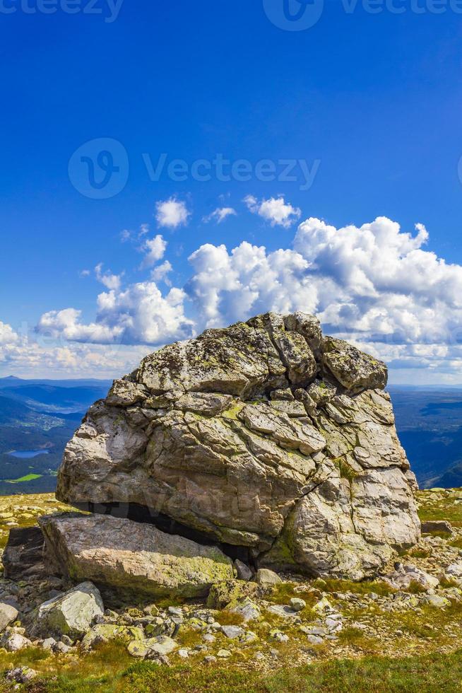 grande rocha na incrível paisagem norueguesa montanha topo vang Noruega. foto