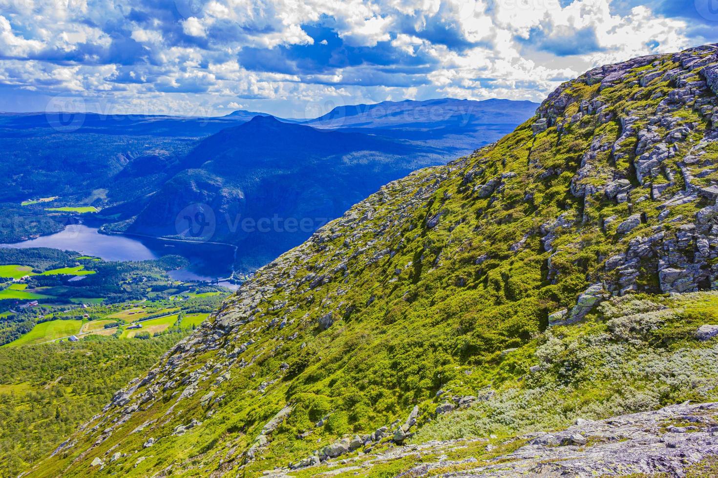 panorama da paisagem da montanha e lago vangsmjose em vang noruega. foto