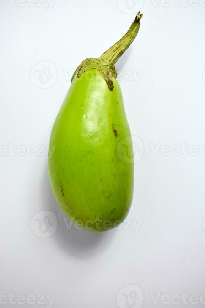 verde Berinjela ou terong hijau isolado em branco fundo foto