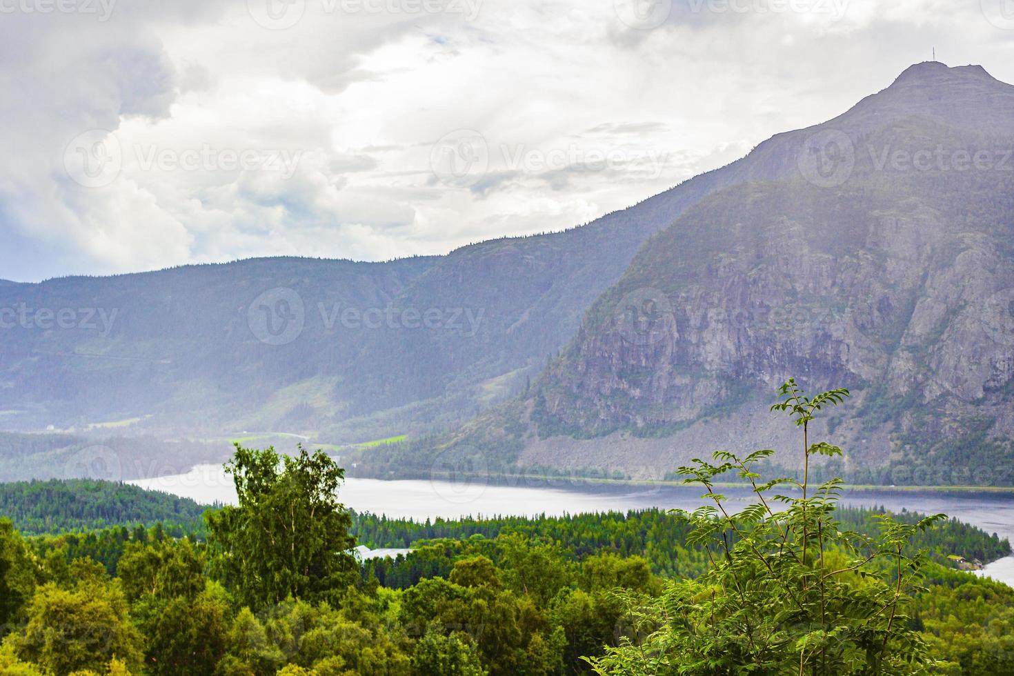 panorama da paisagem da montanha e lago vangsmjose em vang noruega. foto