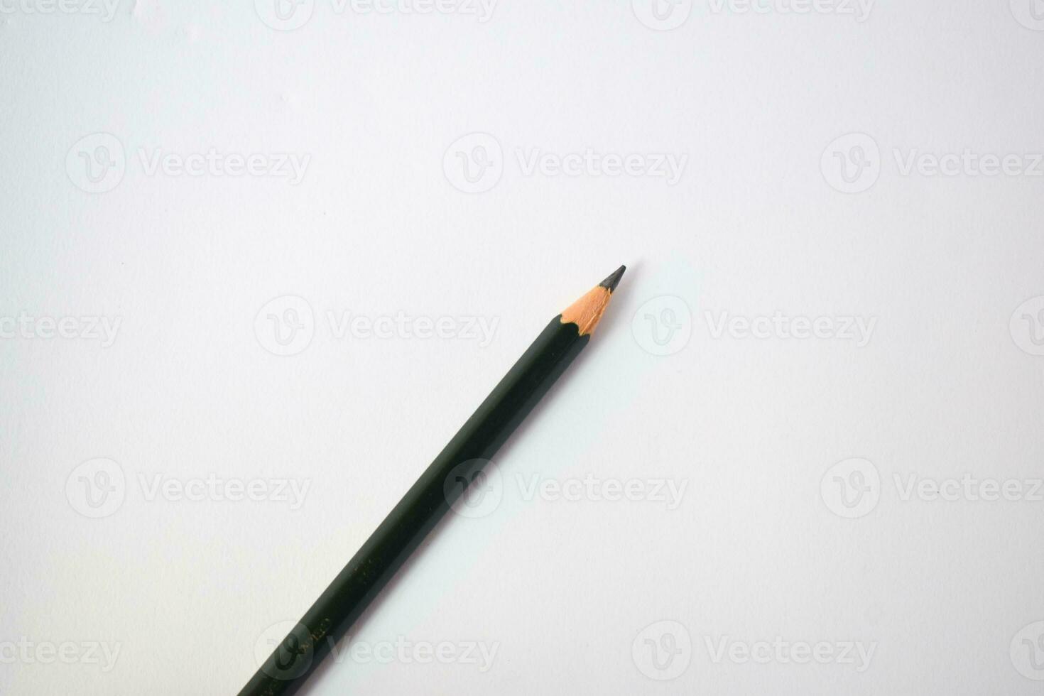 verde lápis apontador e Sombrio verde lápis, lápis aparas de madeira em branco fundo foto