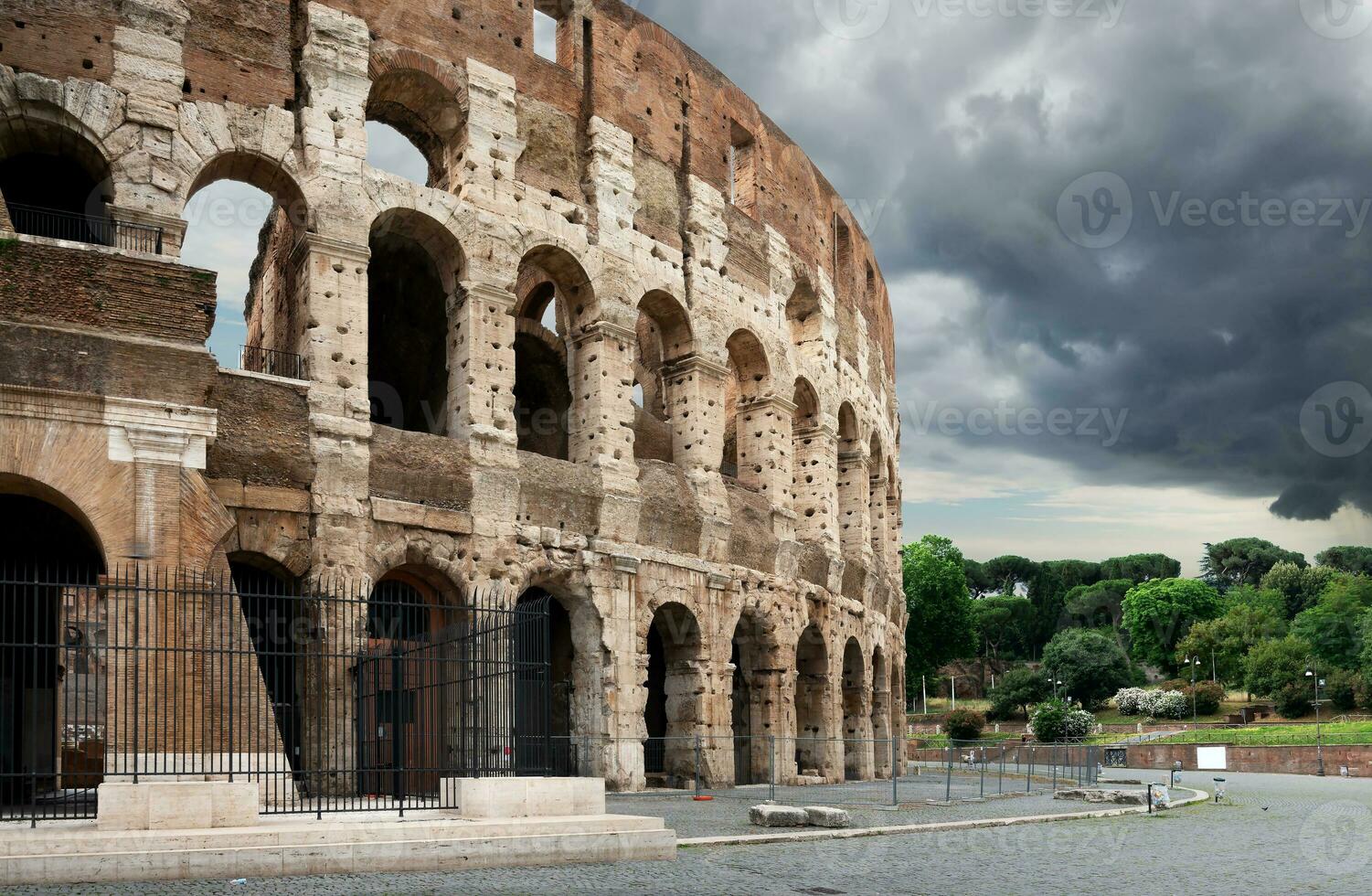 trovão nuvens sobre Coliseu foto