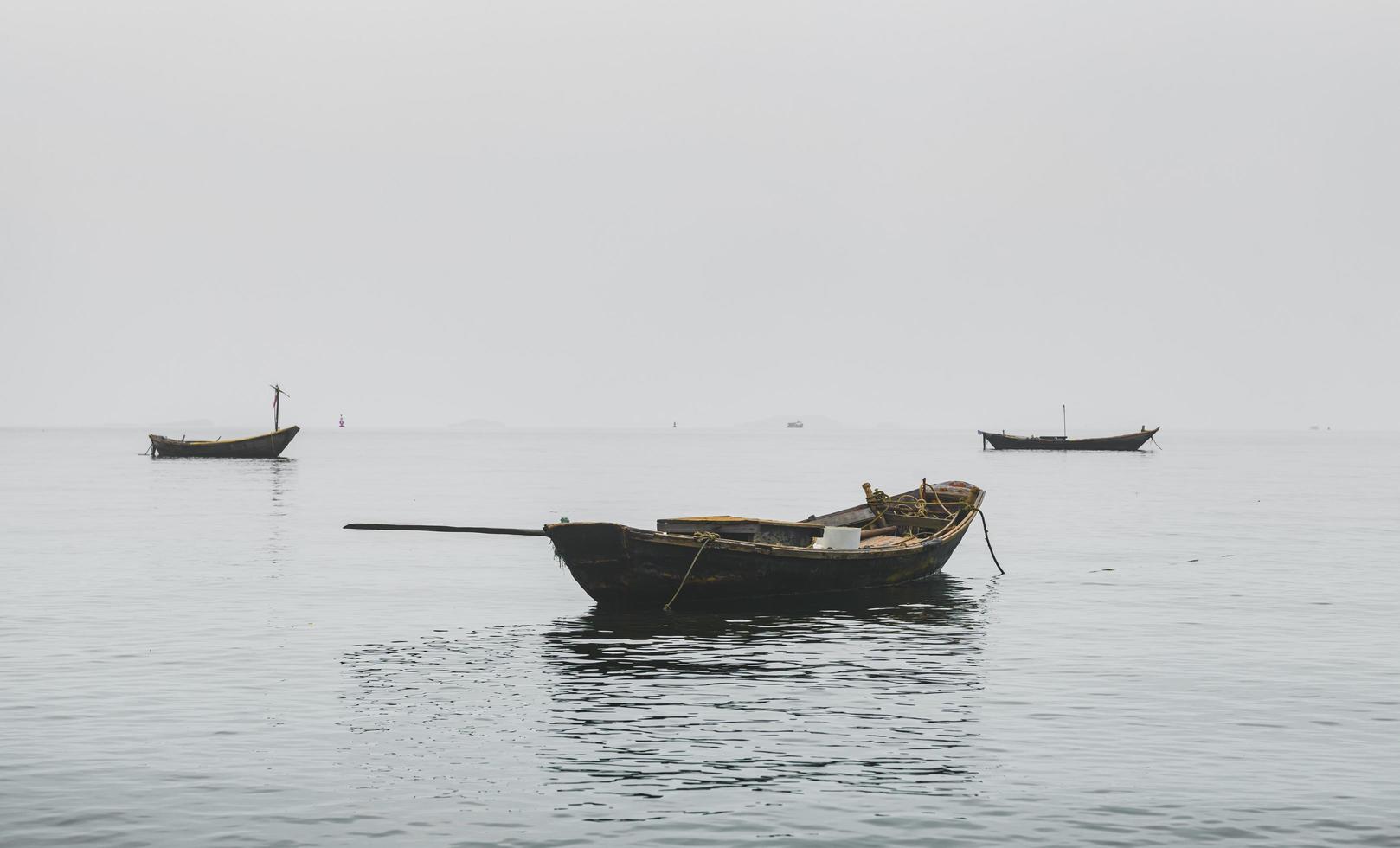 barcos de pesca de madeira no mar foto