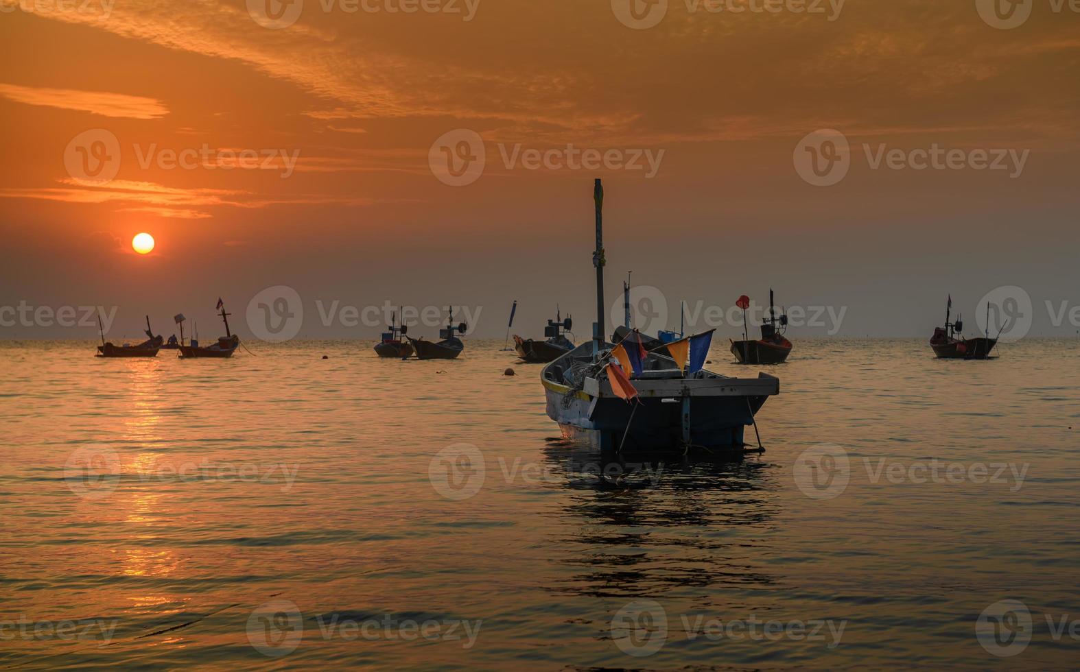 pequenos barcos de pescadores no mar. foto