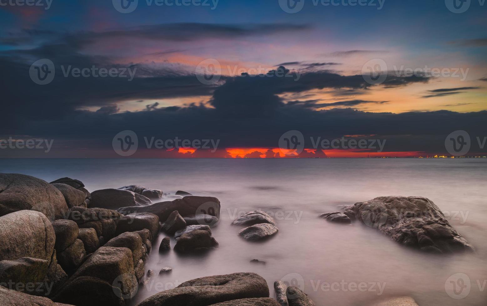 as pedras no mar com céu de nuvem. foto