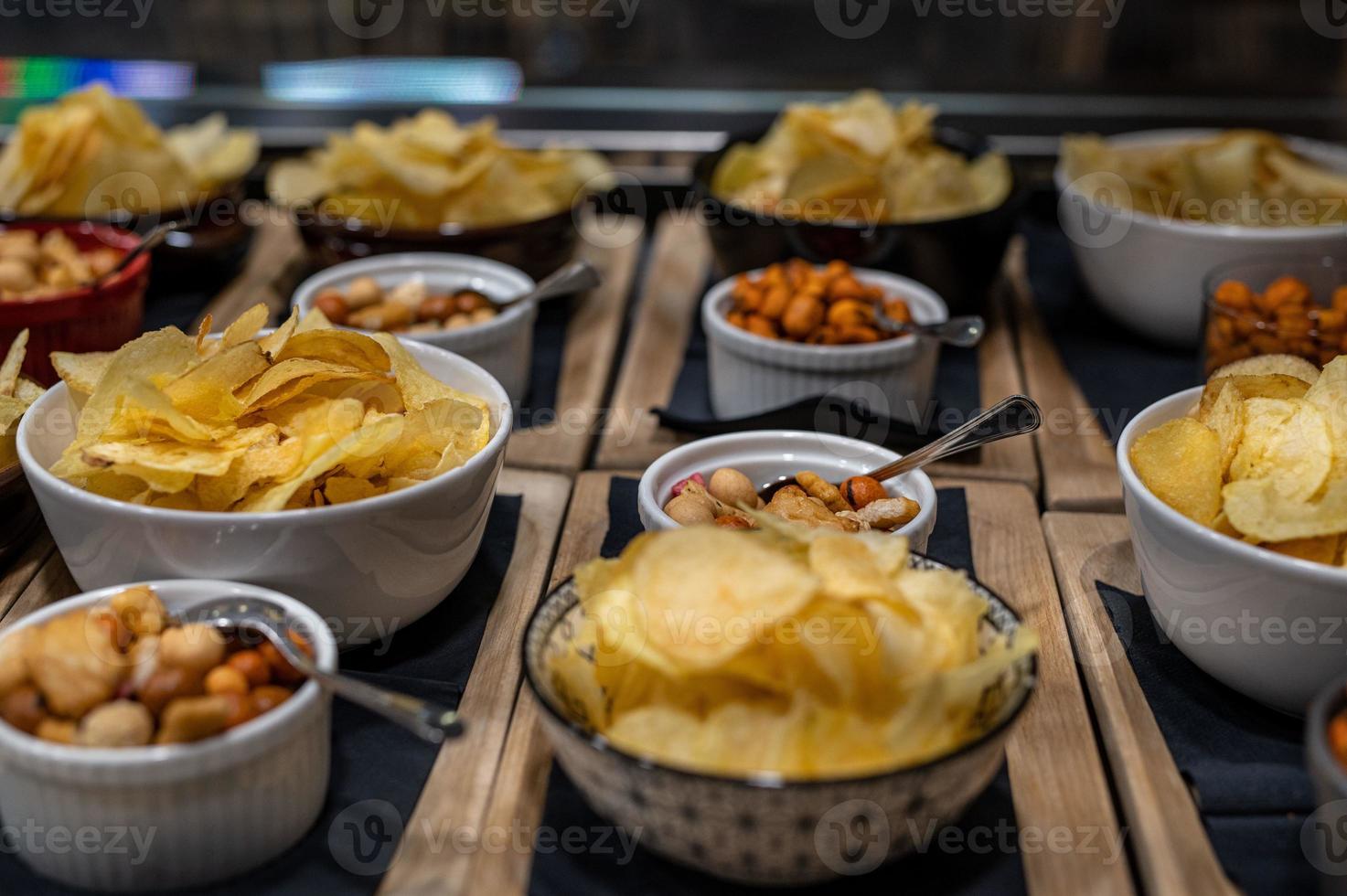 pretzels para aperitivos variados em tigelas foto